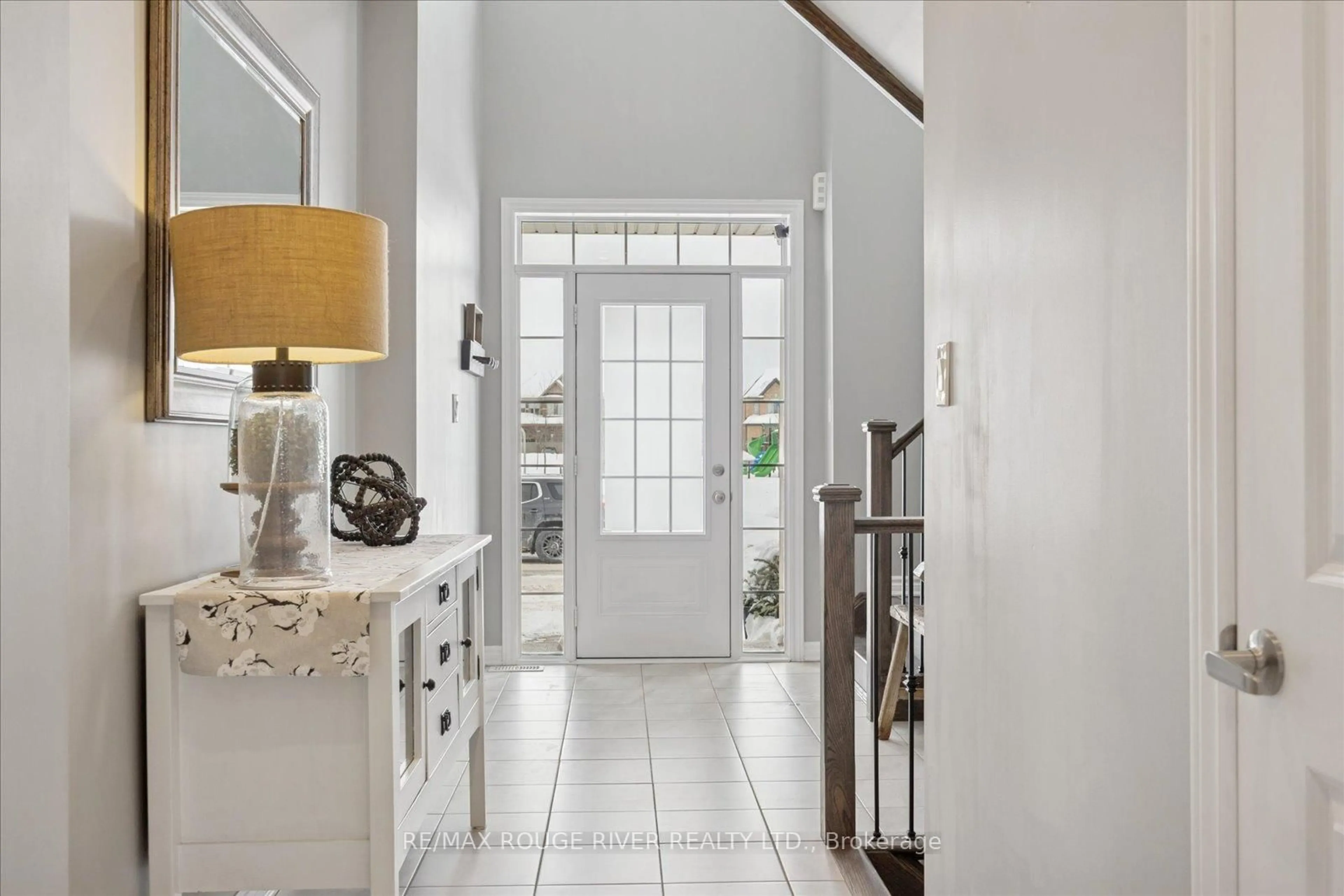 Indoor entryway for 42 Doctor Archer Dr, Scugog Ontario L9L 0A9