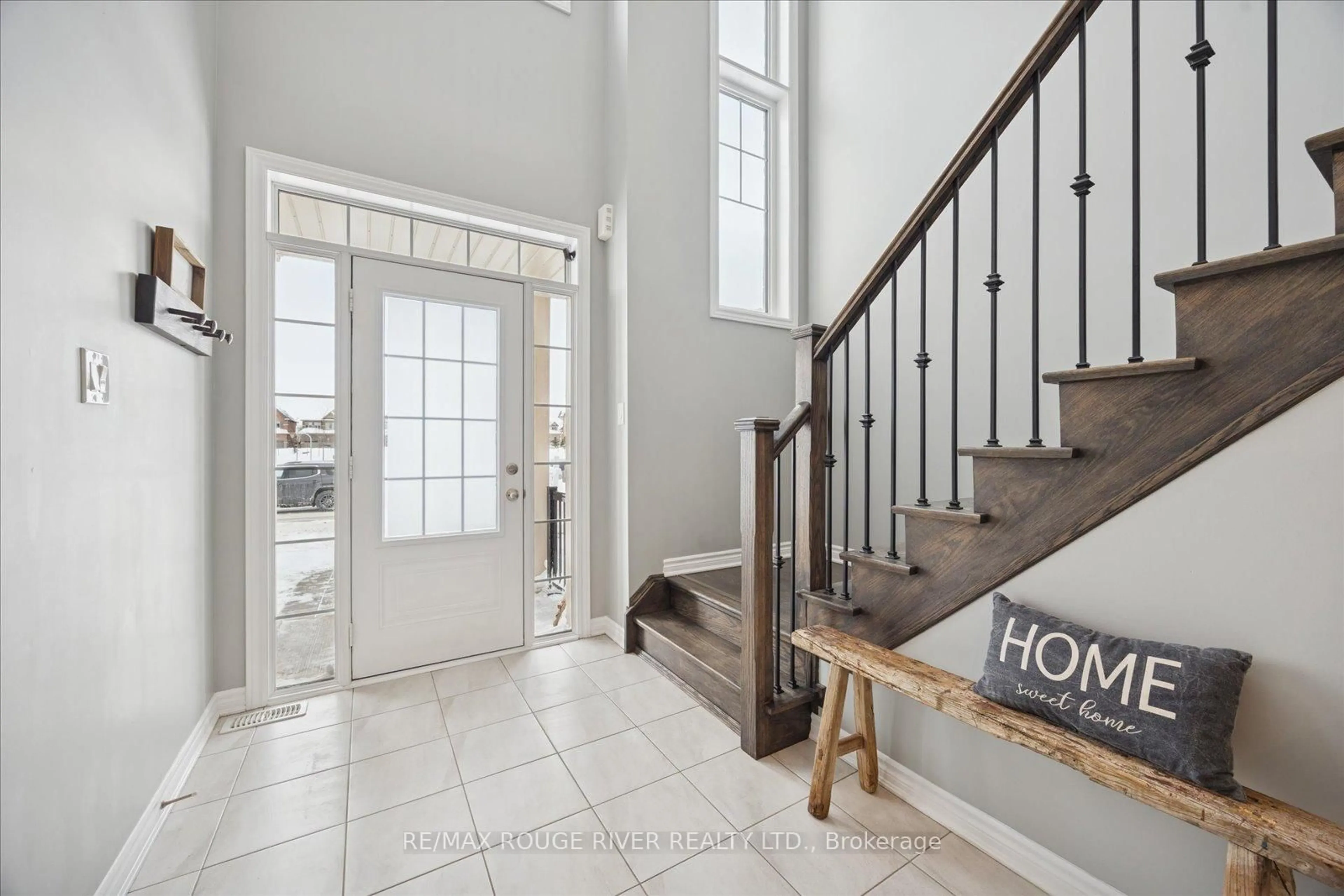 Indoor entryway for 42 Doctor Archer Dr, Scugog Ontario L9L 0A9