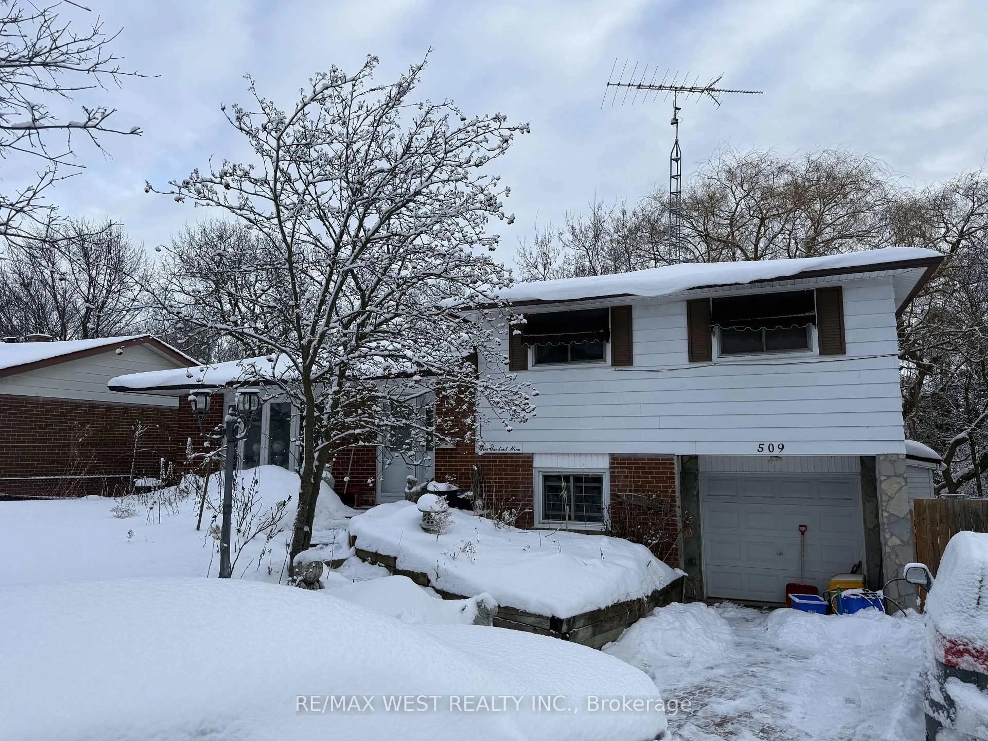 A pic from outside/outdoor area/front of a property/back of a property/a pic from drone, street for 509 Arnhem Dr, Oshawa Ontario L1G 2J2