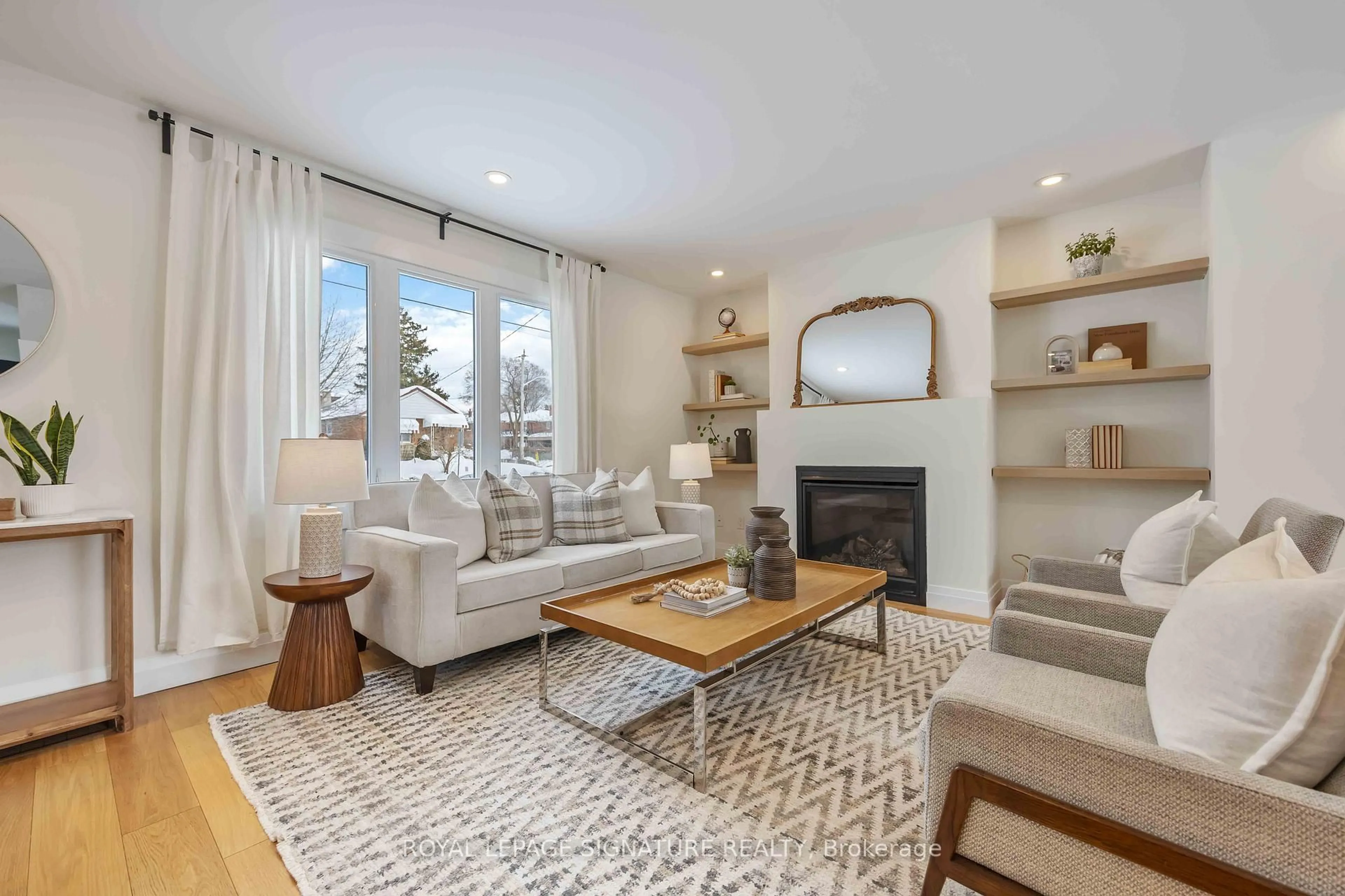 Living room with furniture, unknown for 76 Squires Ave, Toronto Ontario M4B 2R5