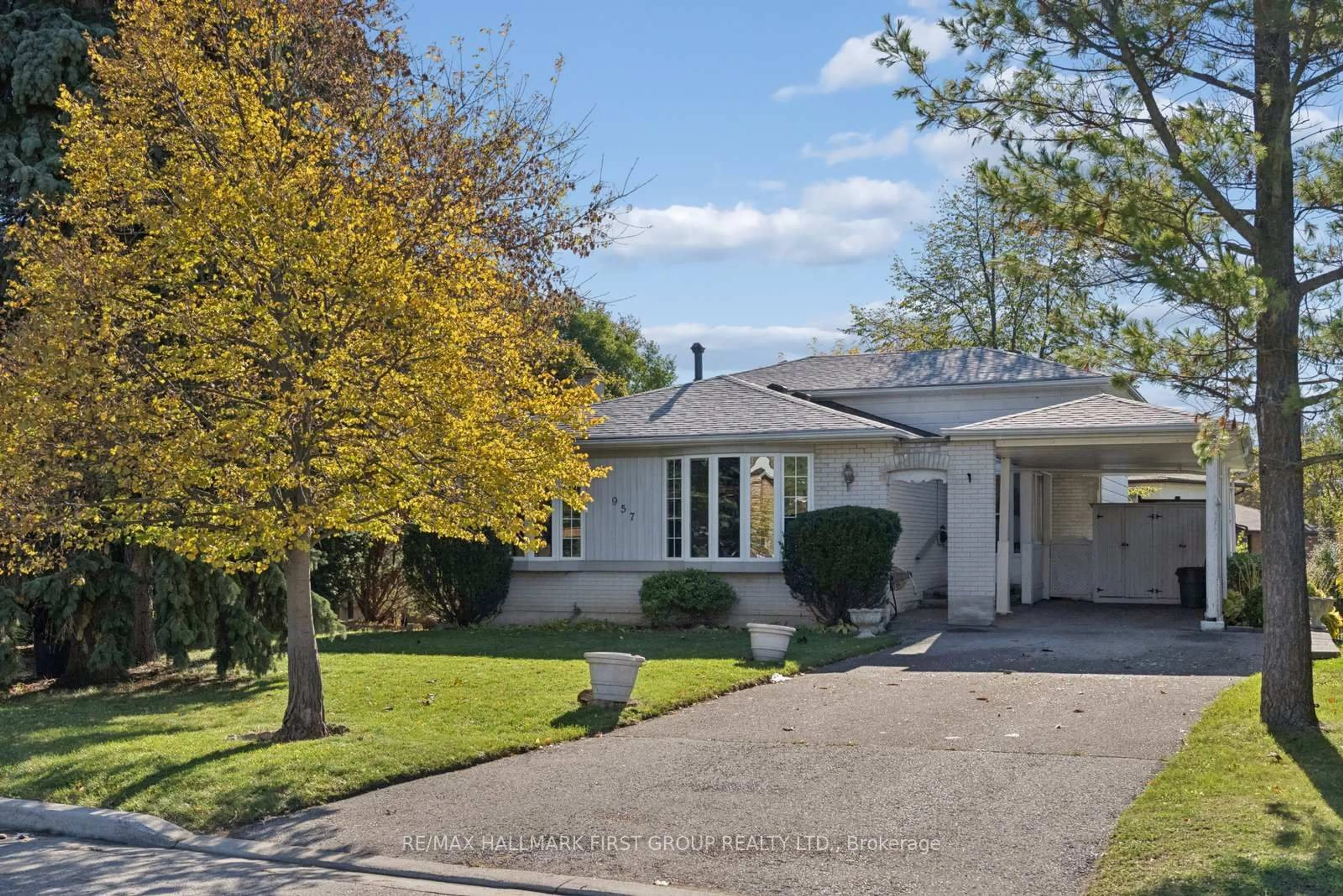 A pic from outside/outdoor area/front of a property/back of a property/a pic from drone, street for 957 Timmins Gdns, Pickering Ontario L1W 2L3