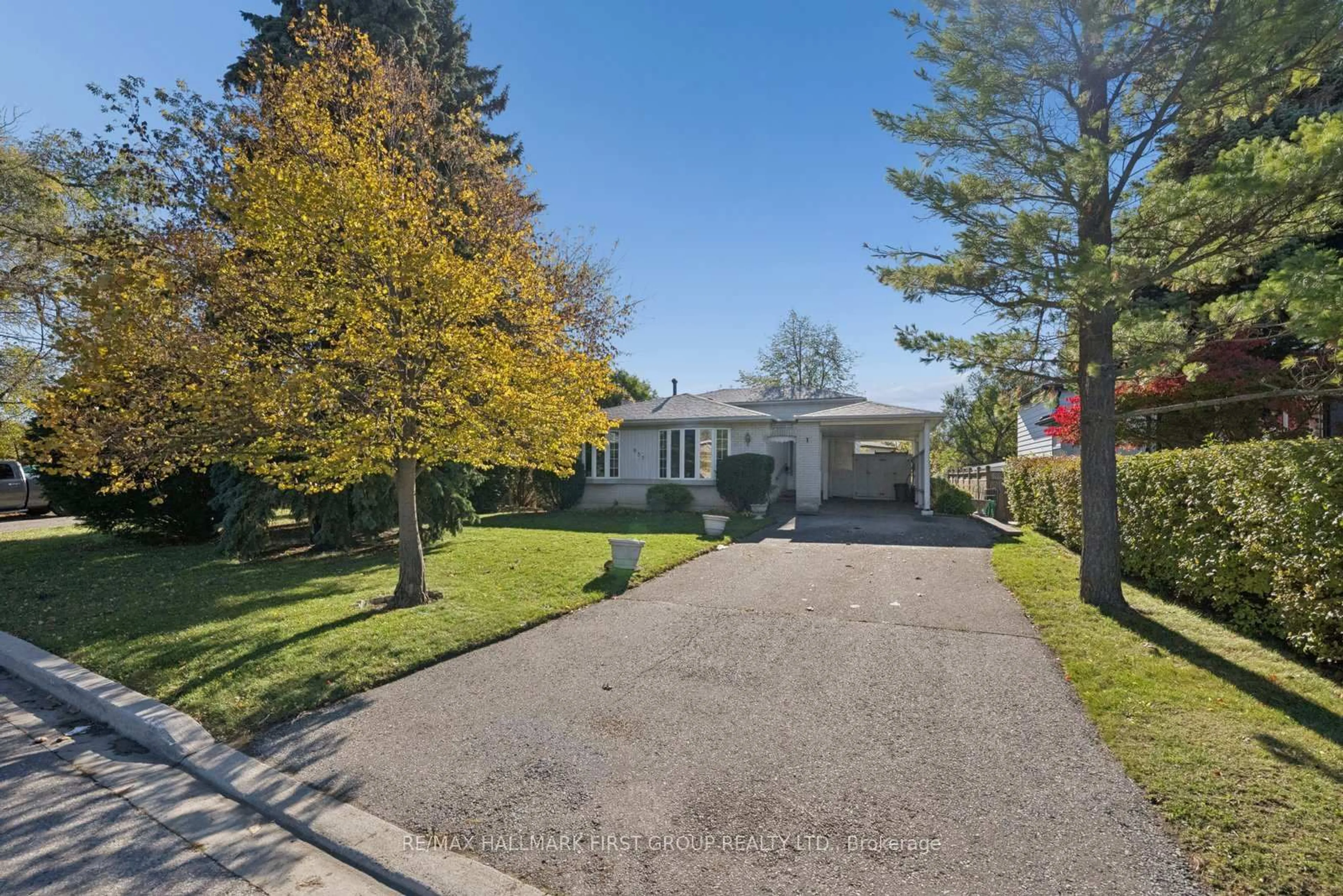 A pic from outside/outdoor area/front of a property/back of a property/a pic from drone, street for 957 Timmins Gdns, Pickering Ontario L1W 2L3