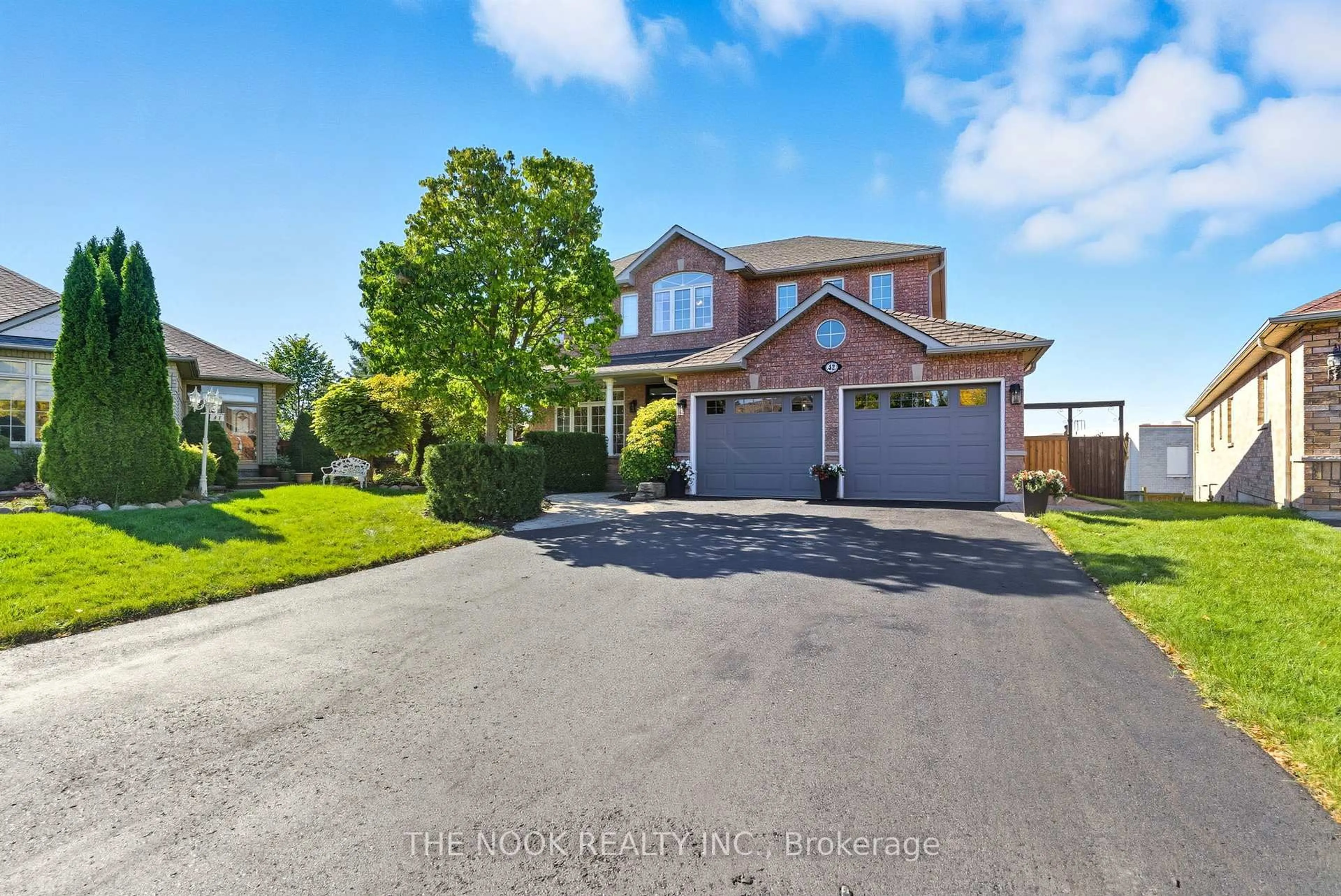 A pic from outside/outdoor area/front of a property/back of a property/a pic from drone, street for 42 Bridle Crt, Clarington Ontario L1E 2B1