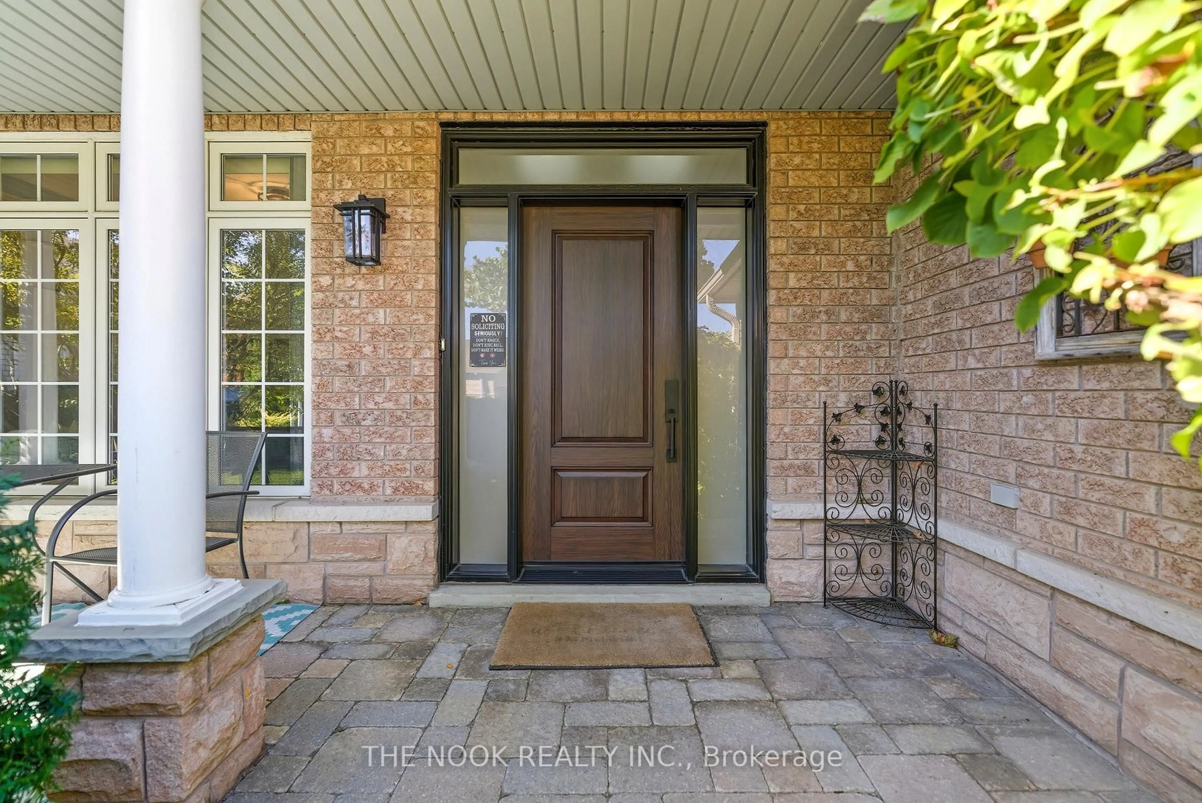 Indoor entryway for 42 Bridle Crt, Clarington Ontario L1E 2B1