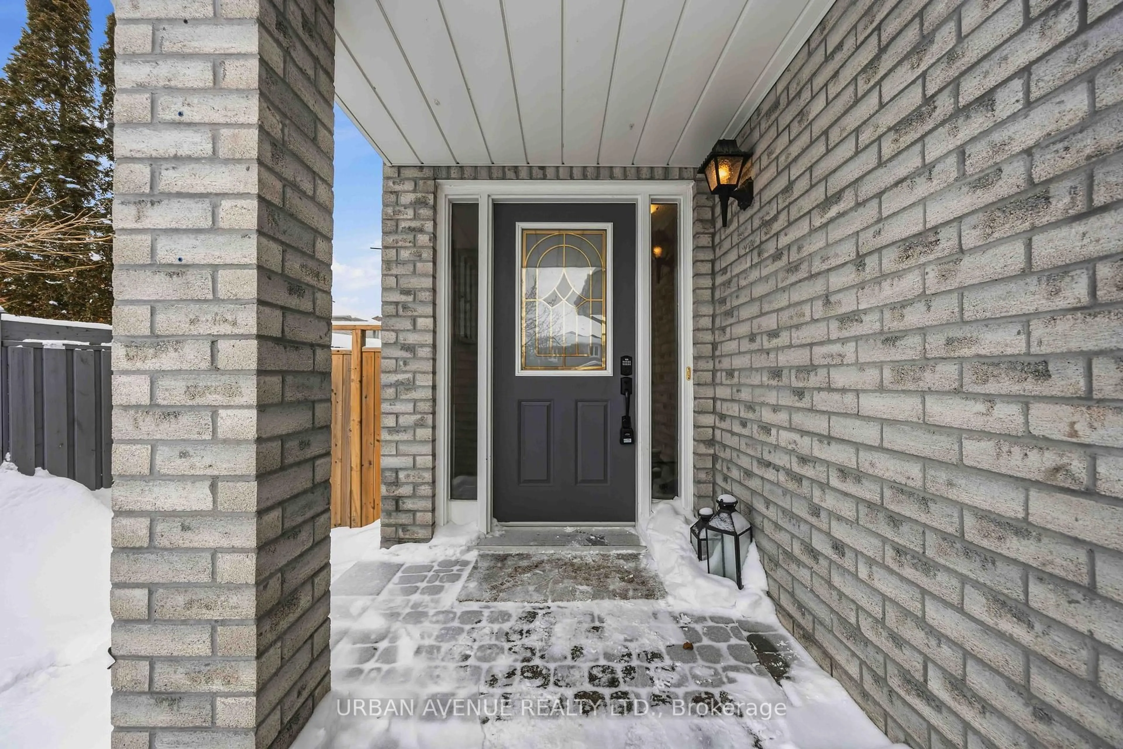 Indoor entryway for 5 Caleche Ave, Clarington Ontario L1E 3A3