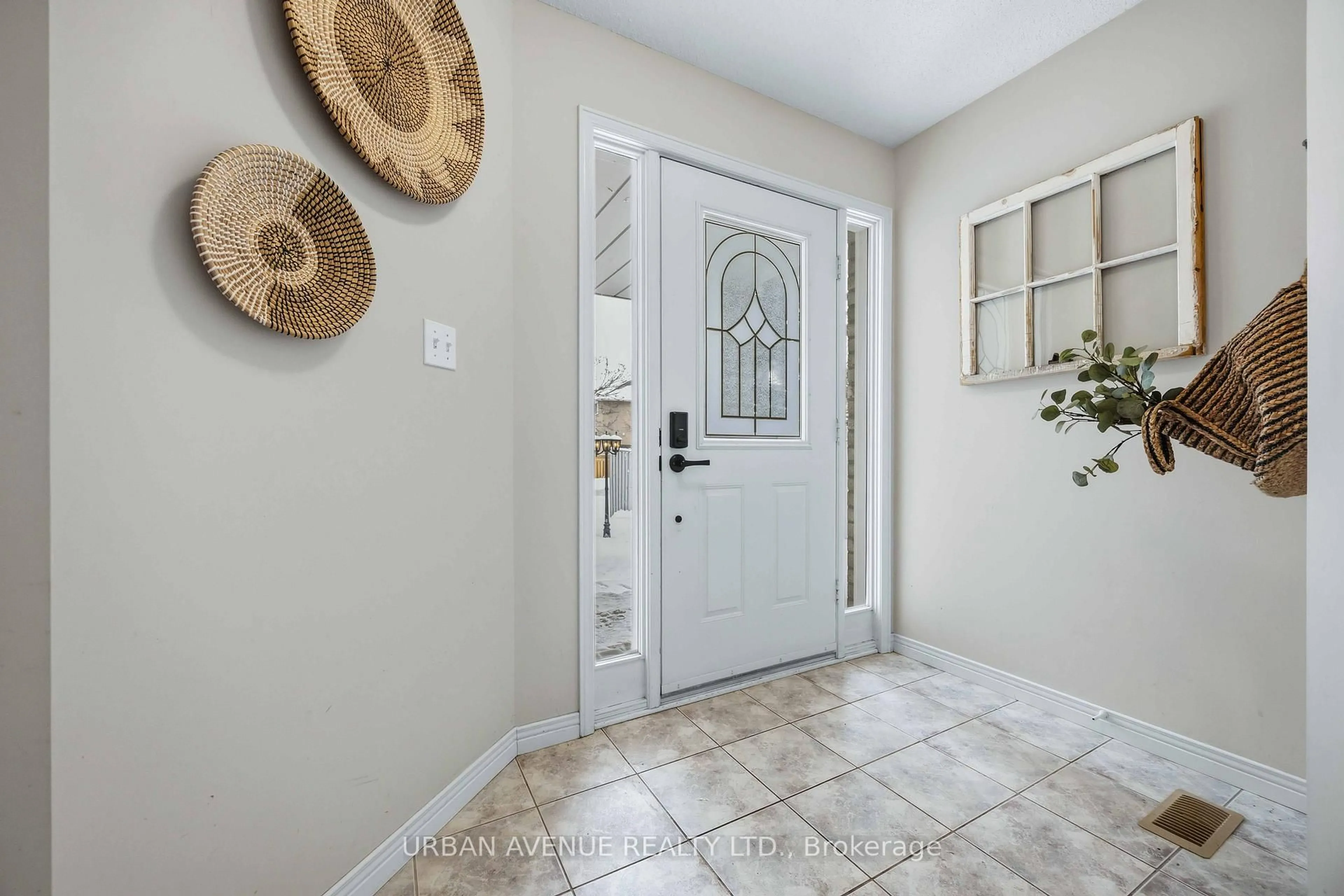Indoor entryway for 5 Caleche Ave, Clarington Ontario L1E 3A3