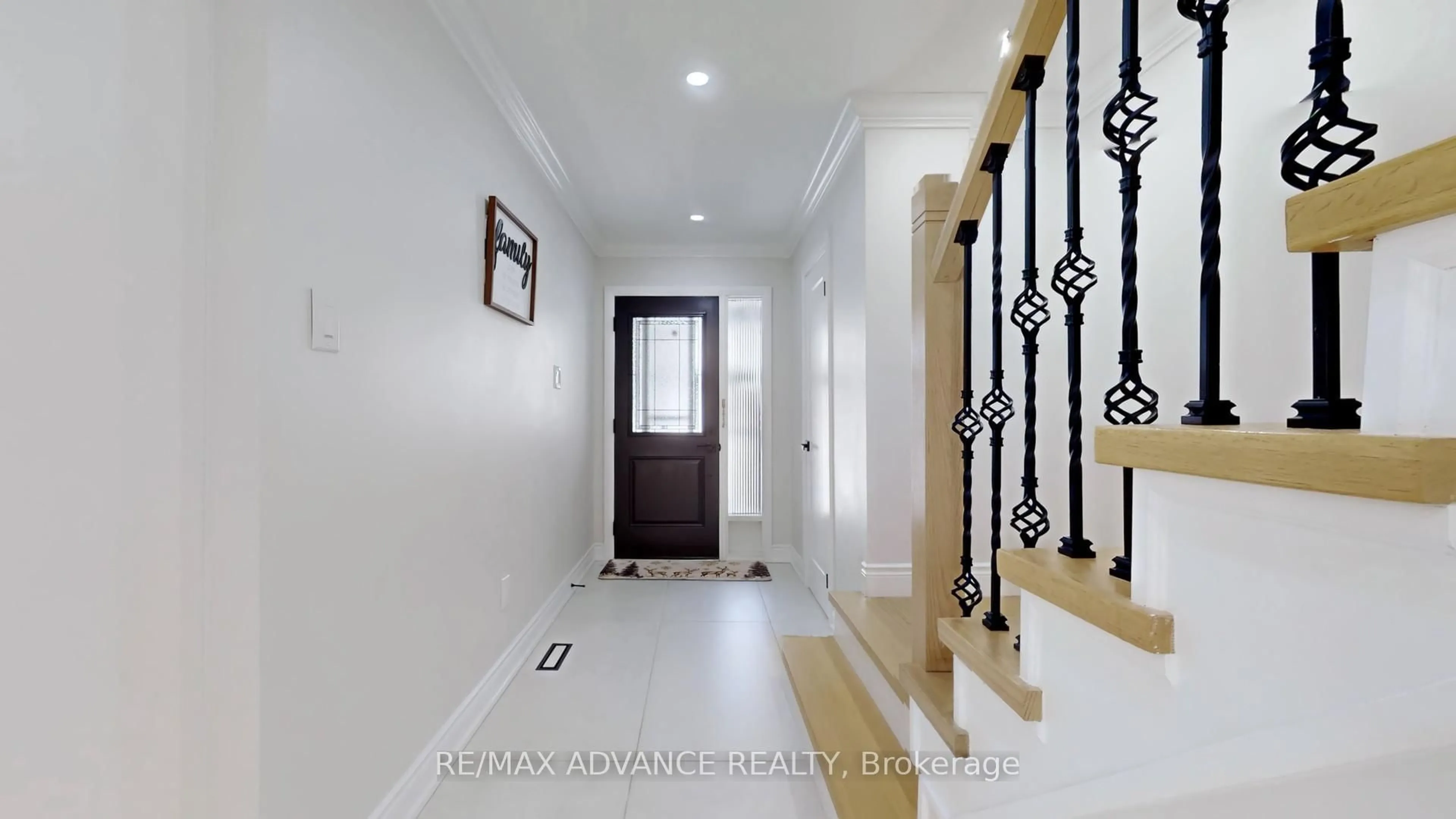 Indoor entryway for 69 Rakewood Cres, Toronto Ontario M1V 1M6