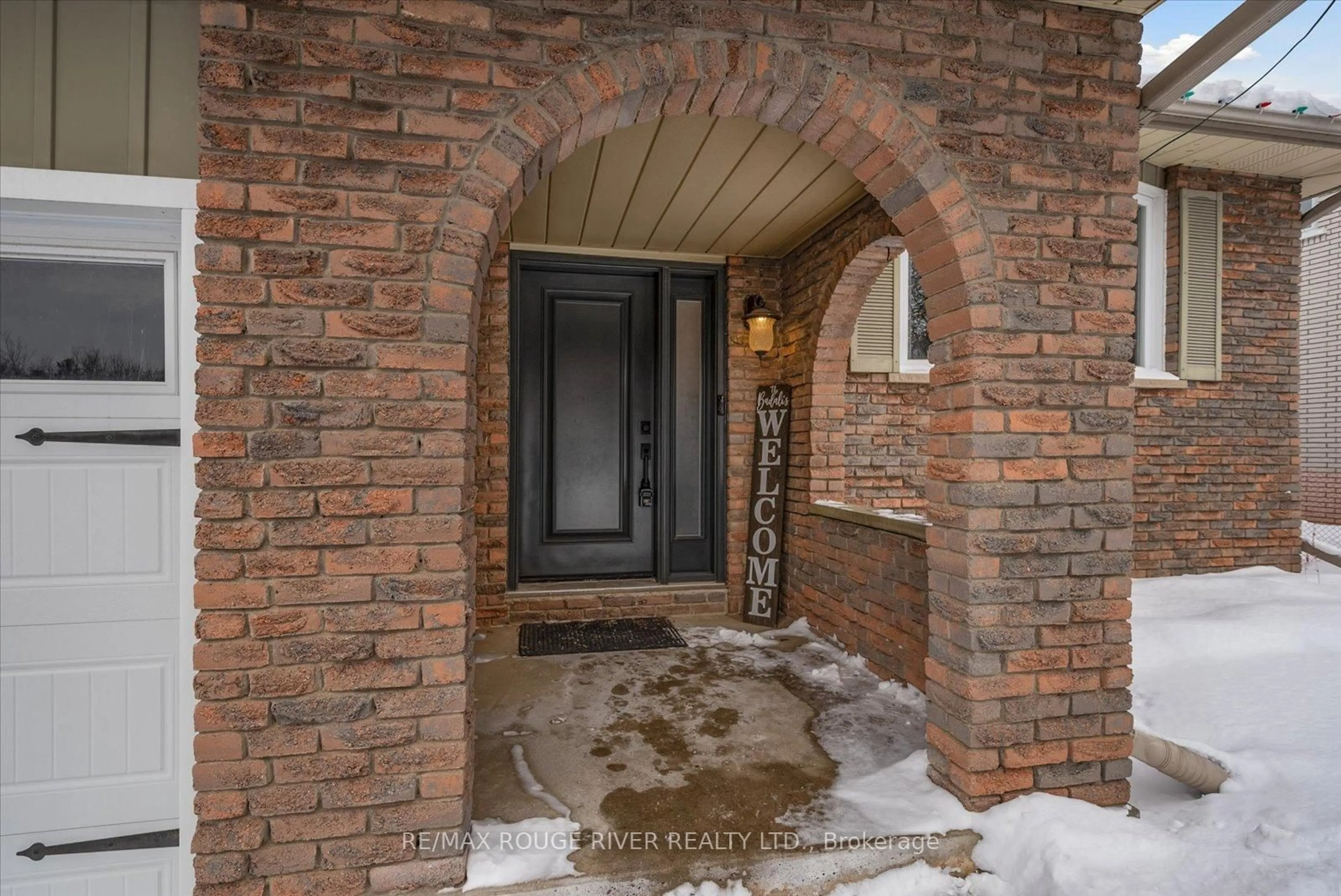 Indoor entryway for 865 Stevenson Rd, Oshawa Ontario L1J 6P6