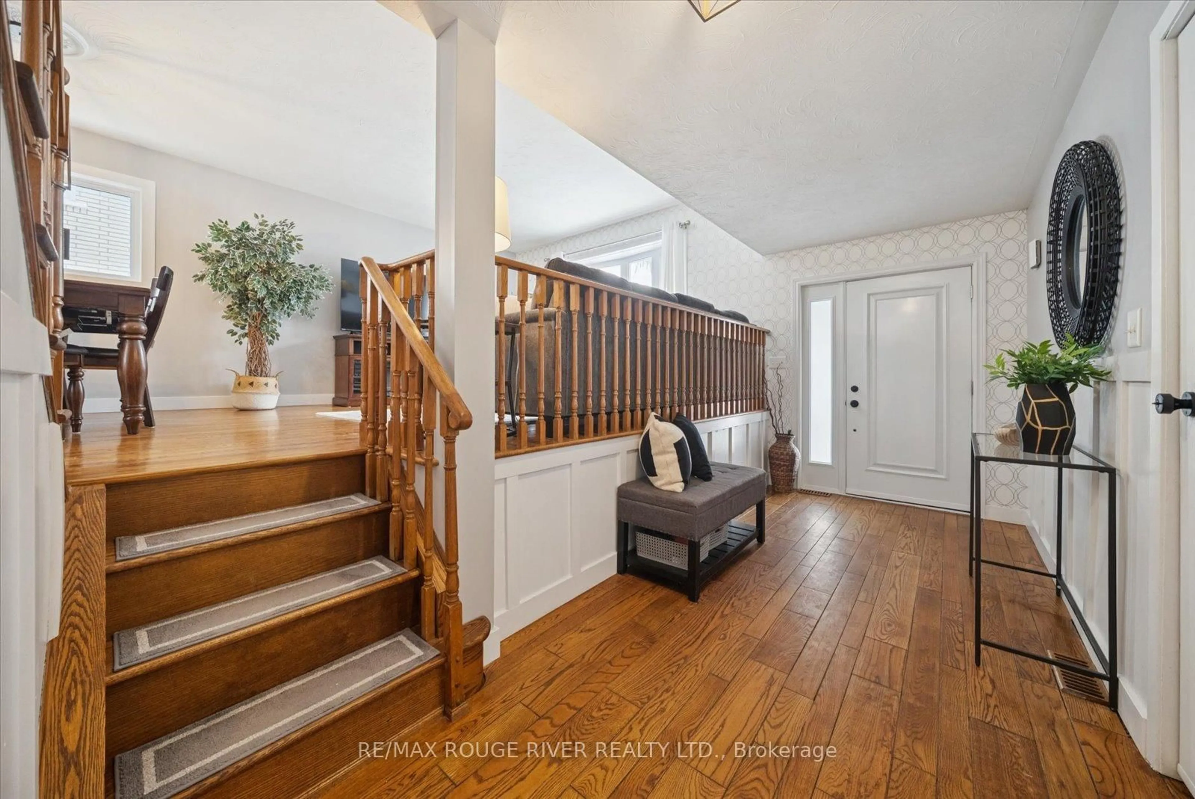 Indoor entryway for 865 Stevenson Rd, Oshawa Ontario L1J 6P6