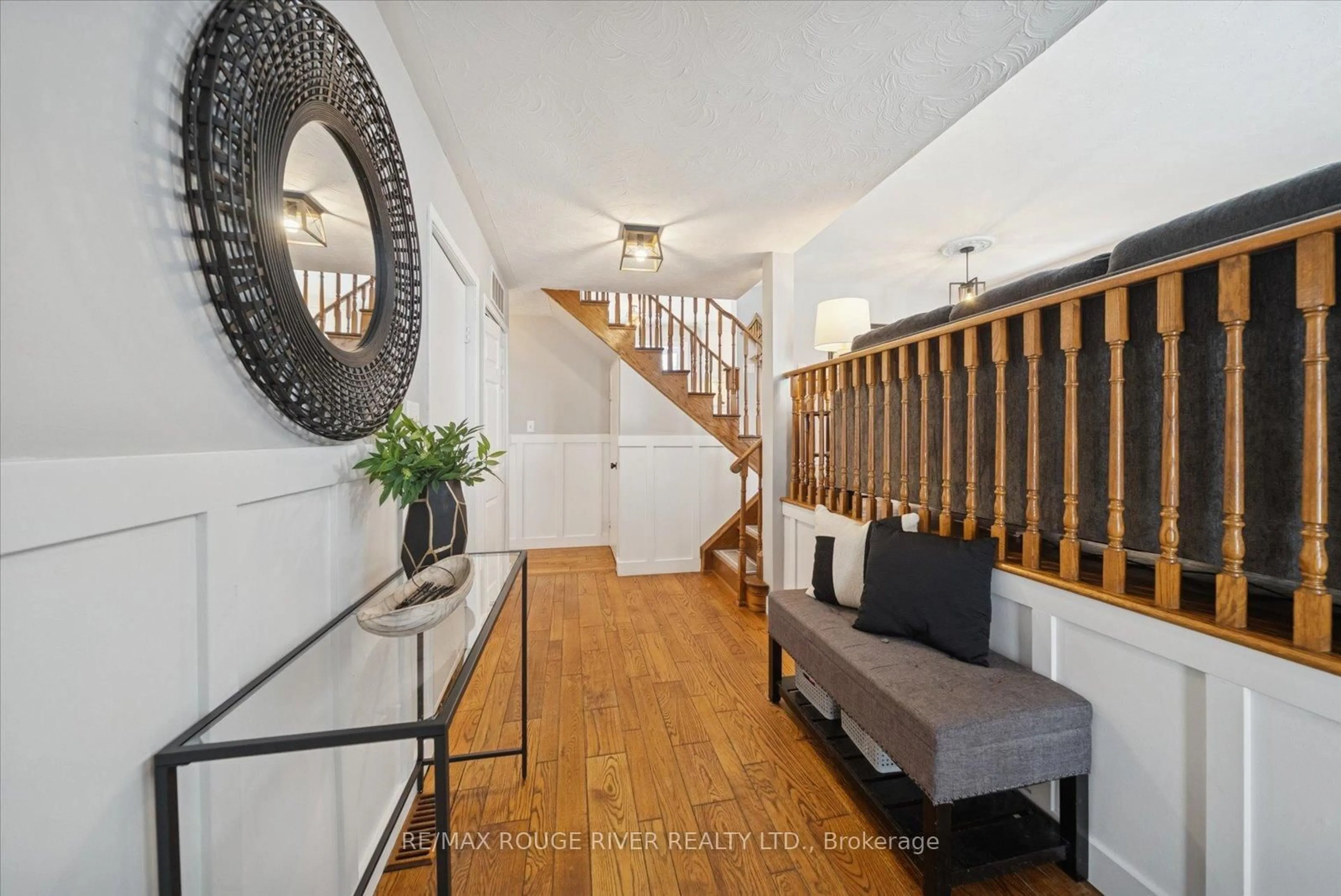 Indoor entryway for 865 Stevenson Rd, Oshawa Ontario L1J 6P6