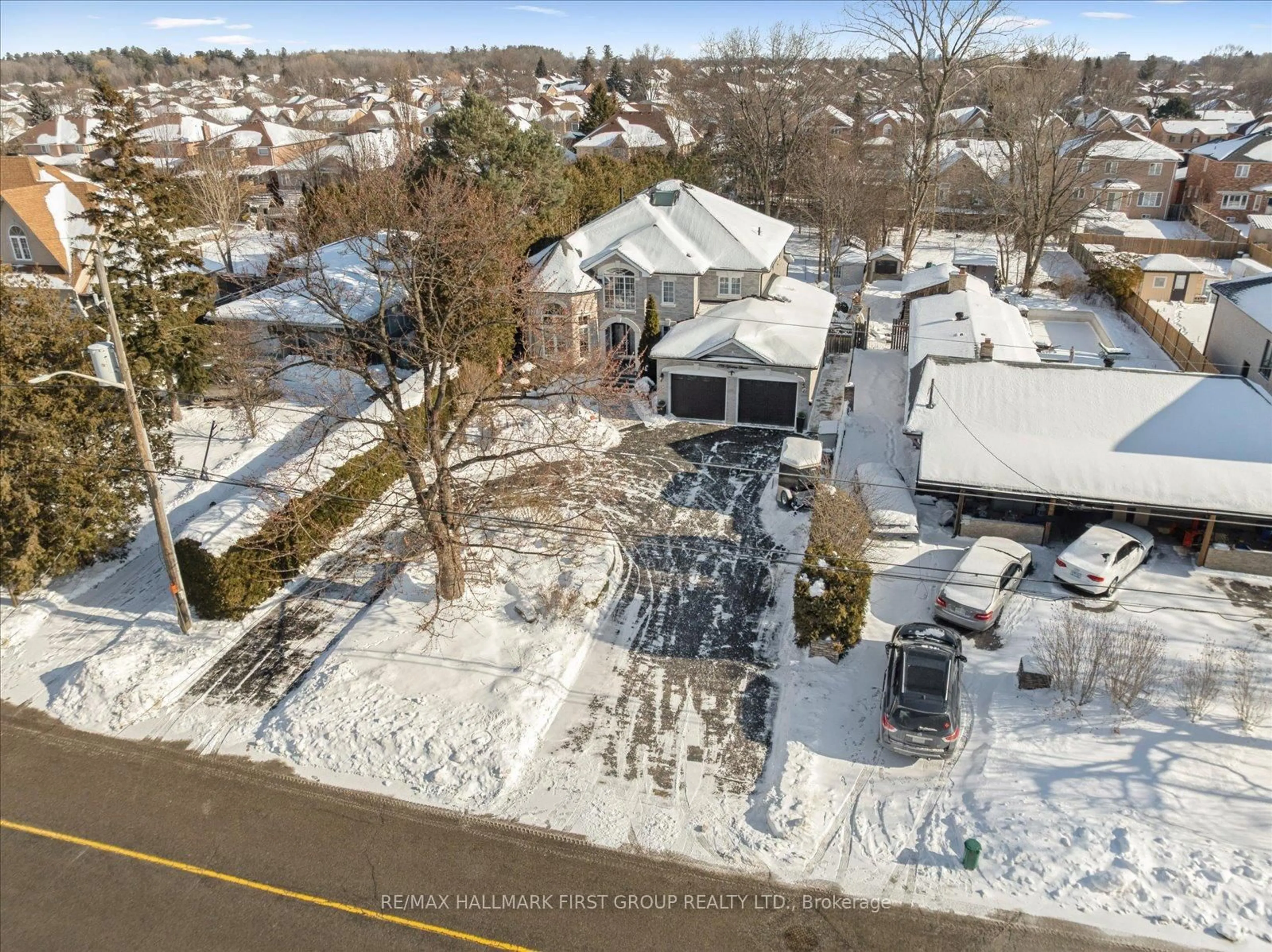 A pic from outside/outdoor area/front of a property/back of a property/a pic from drone, street for 1779 WOODVIEW Ave, Pickering Ontario L1V 1L3