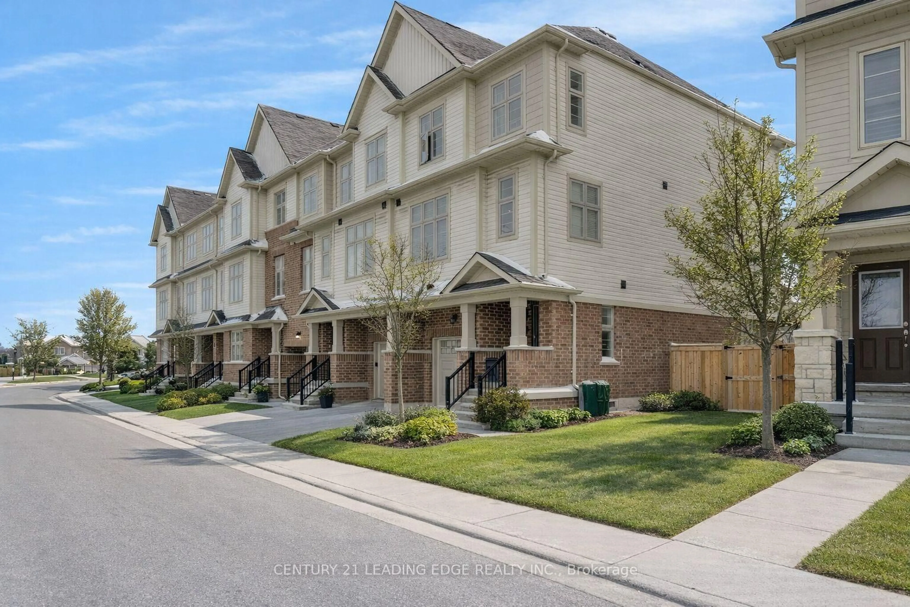 A pic from outside/outdoor area/front of a property/back of a property/a pic from drone, street for 31 Westbury Way, Whitby Ontario L1M 0L9