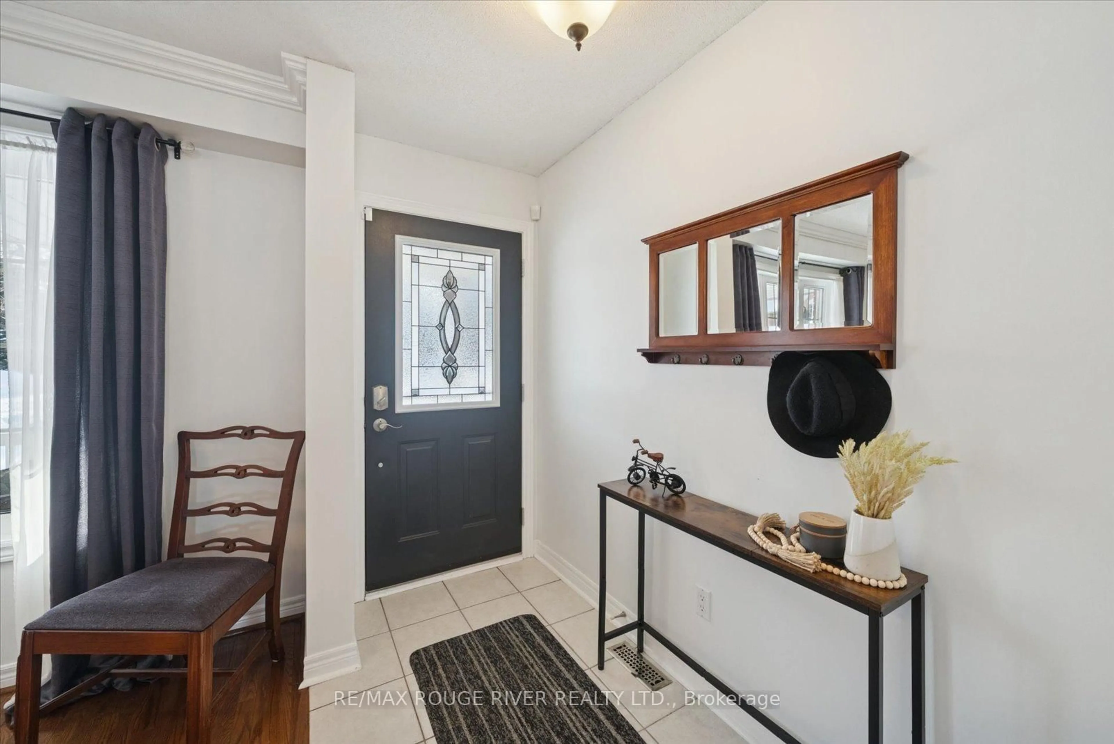 Indoor entryway for 774 Craighurst Crt, Pickering Ontario L1X 2W9