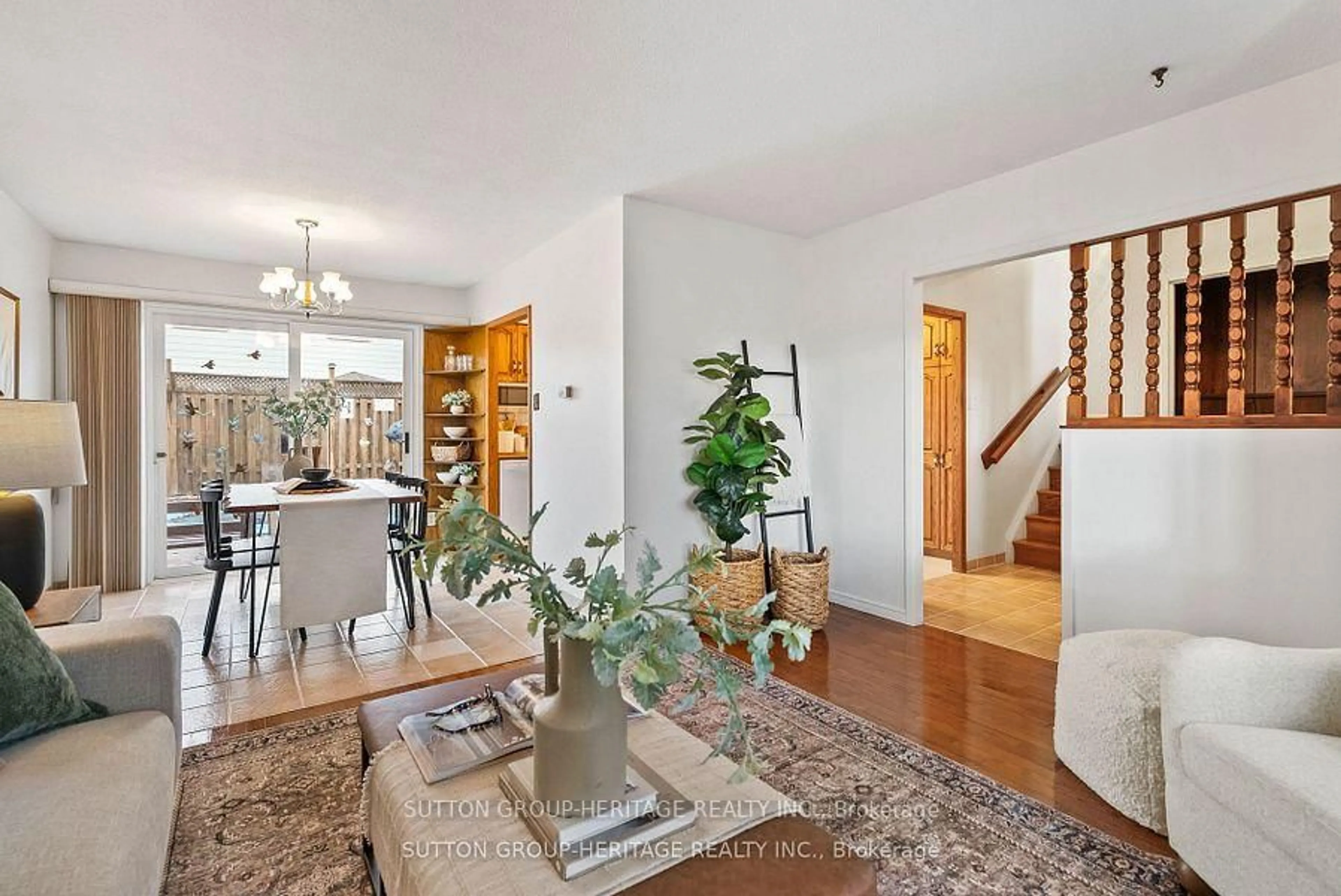 Indoor entryway for 998 Cardinal Crt, Oshawa Ontario L1G 6Y4