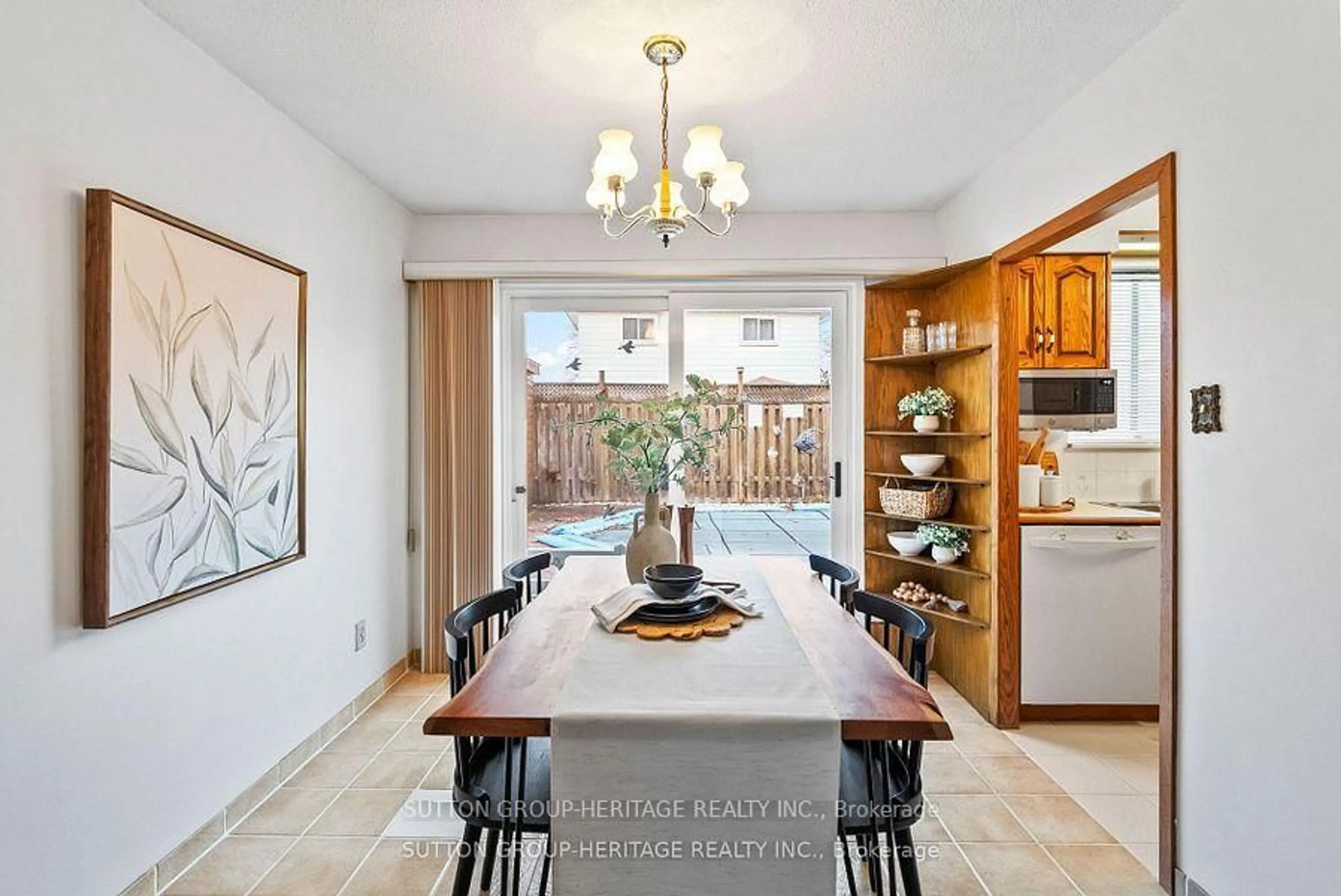 Dining room, ceramic/tile floor for 998 Cardinal Crt, Oshawa Ontario L1G 6Y4