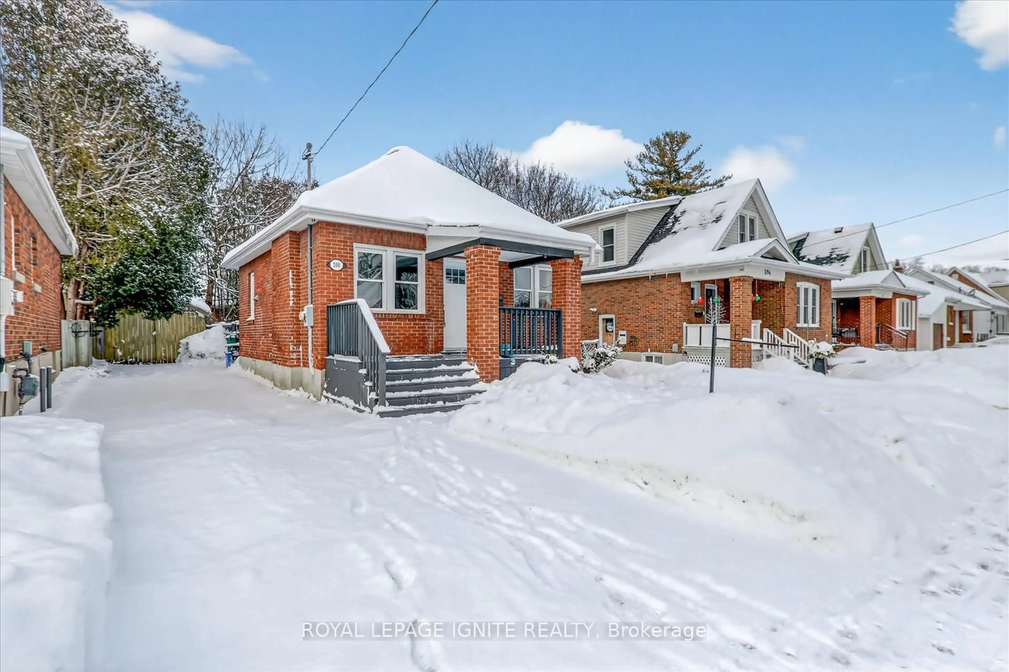 A pic from outside/outdoor area/front of a property/back of a property/a pic from drone, street for 390 Jarvis St, Oshawa Ontario L1G 5L2