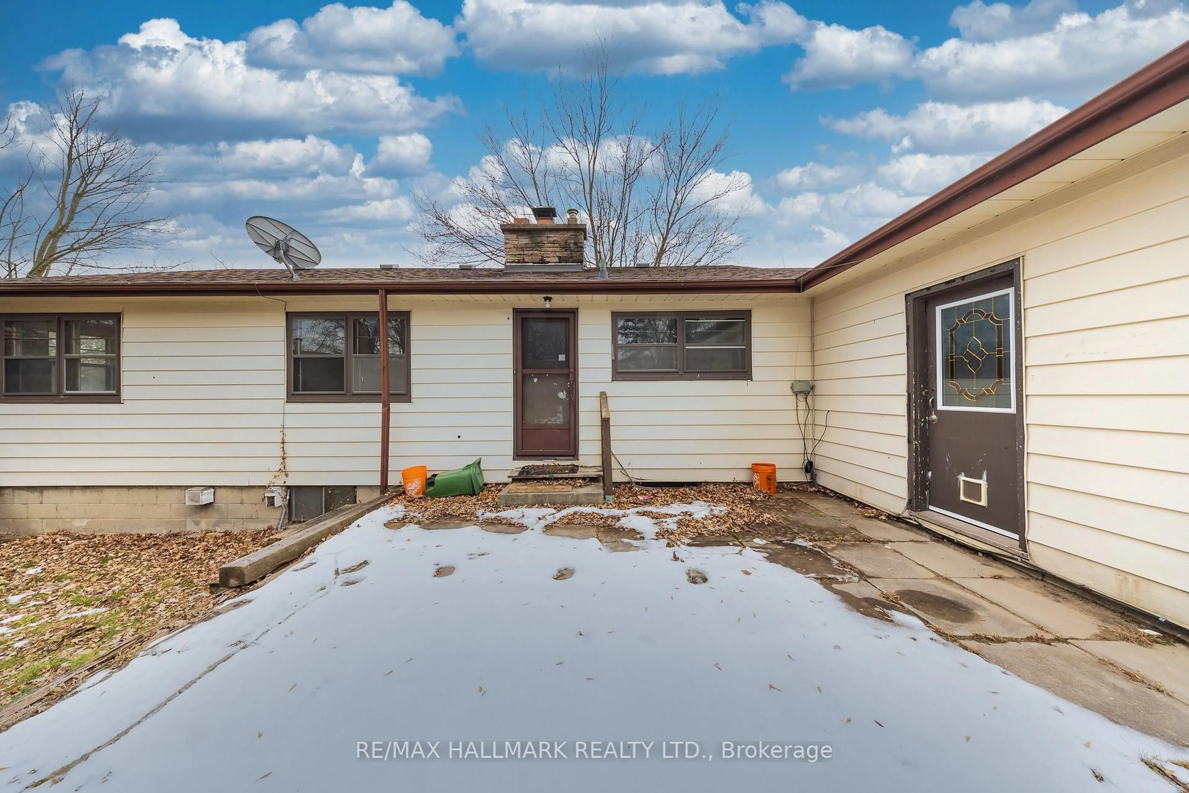 Home with vinyl exterior material, street for 1911 Glenview Rd, Pickering Ontario L1V 1W9