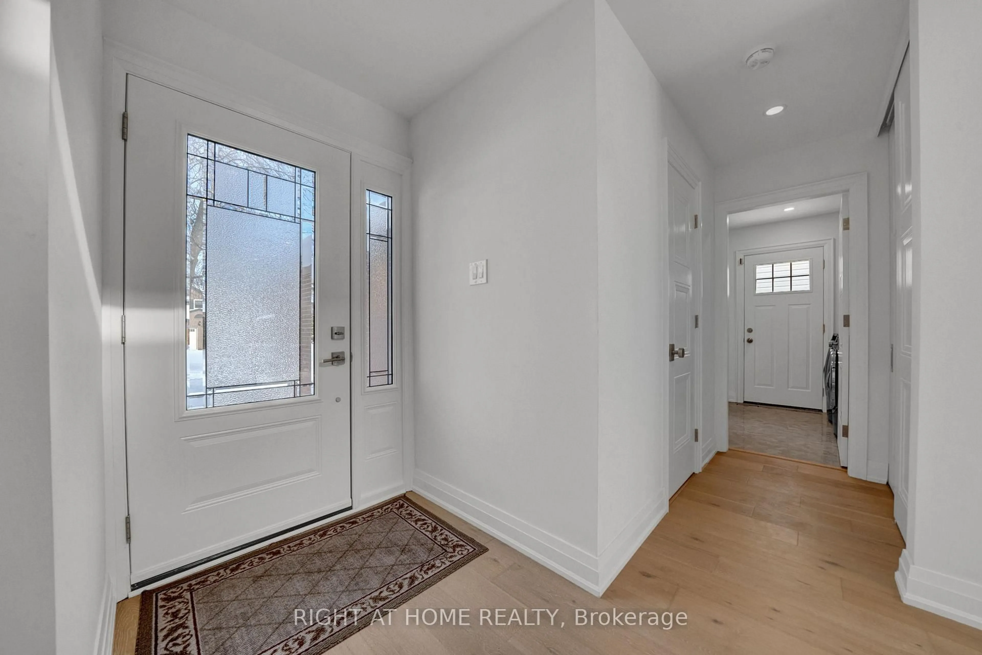 Indoor entryway for 527 Beech St, Whitby Ontario L1N 7R1