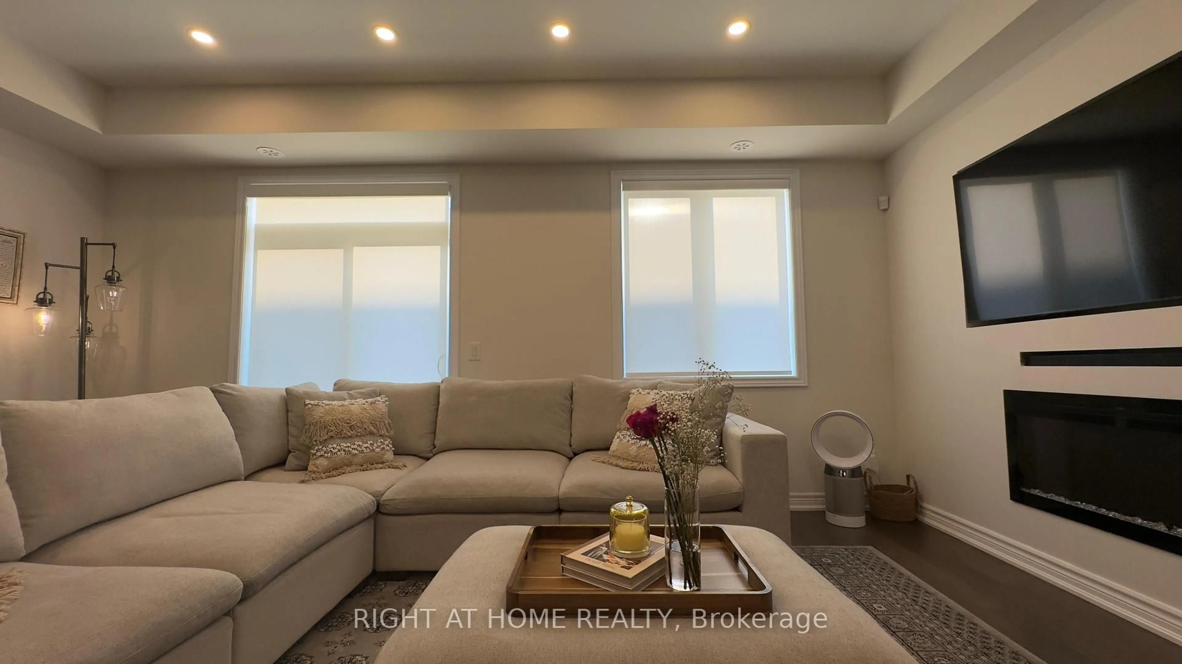 Living room with furniture, unknown for 89 Dorian Dr, Whitby Ontario L1P 0C8