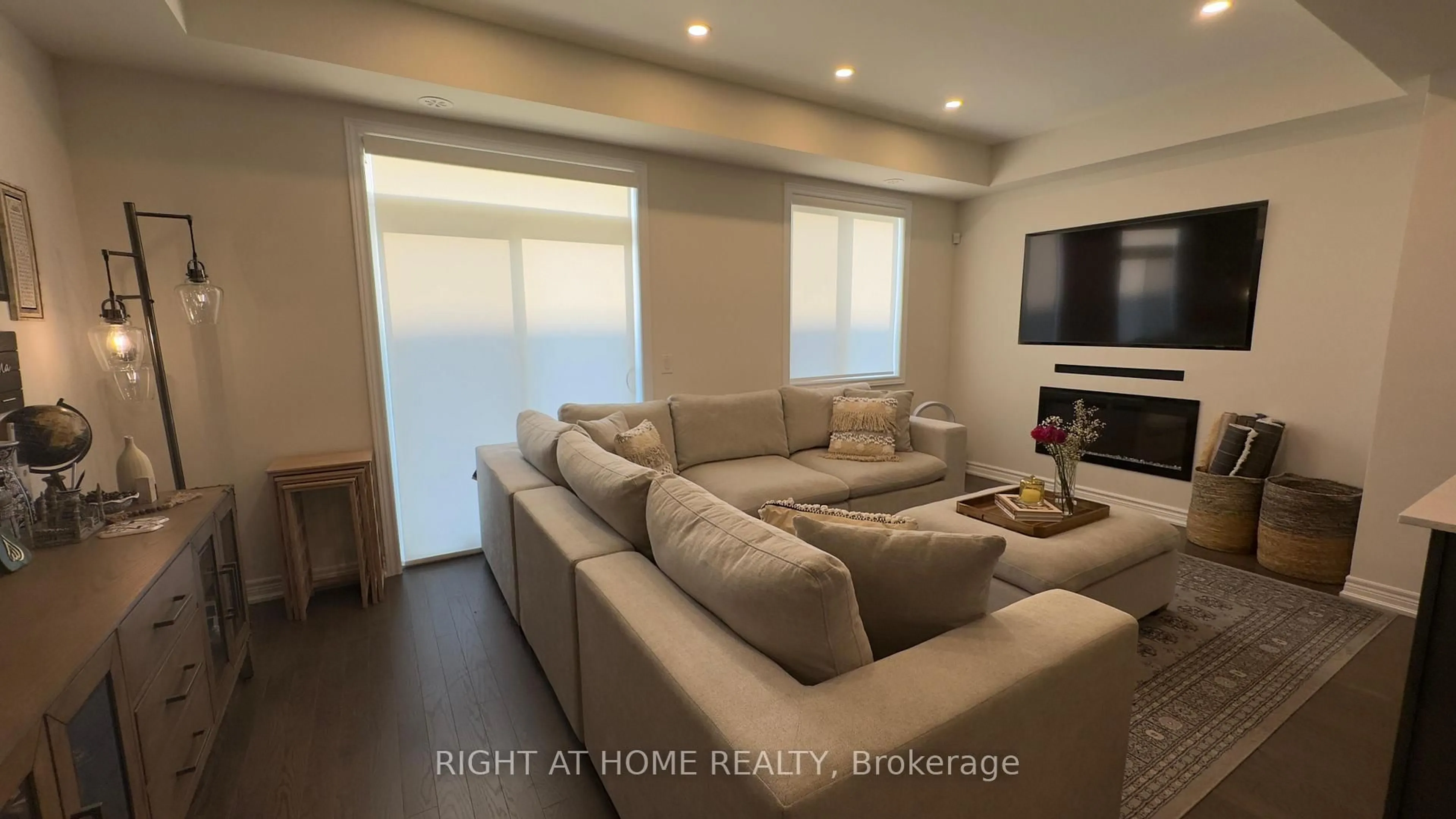 Living room with furniture, unknown for 89 Dorian Dr, Whitby Ontario L1P 0C8