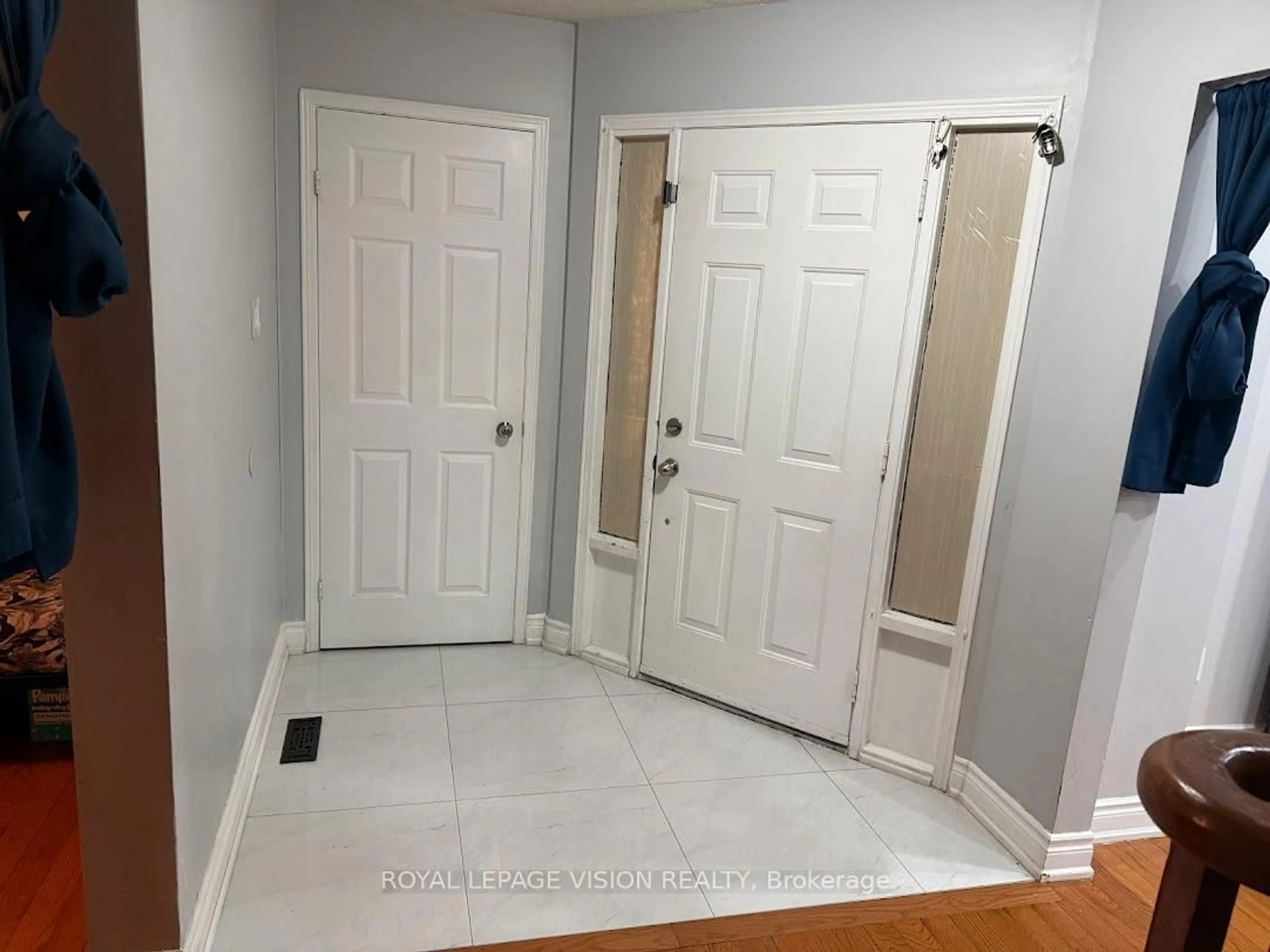 Indoor entryway for 1678 Dellbrook Ave, Pickering Ontario L1X 2B1