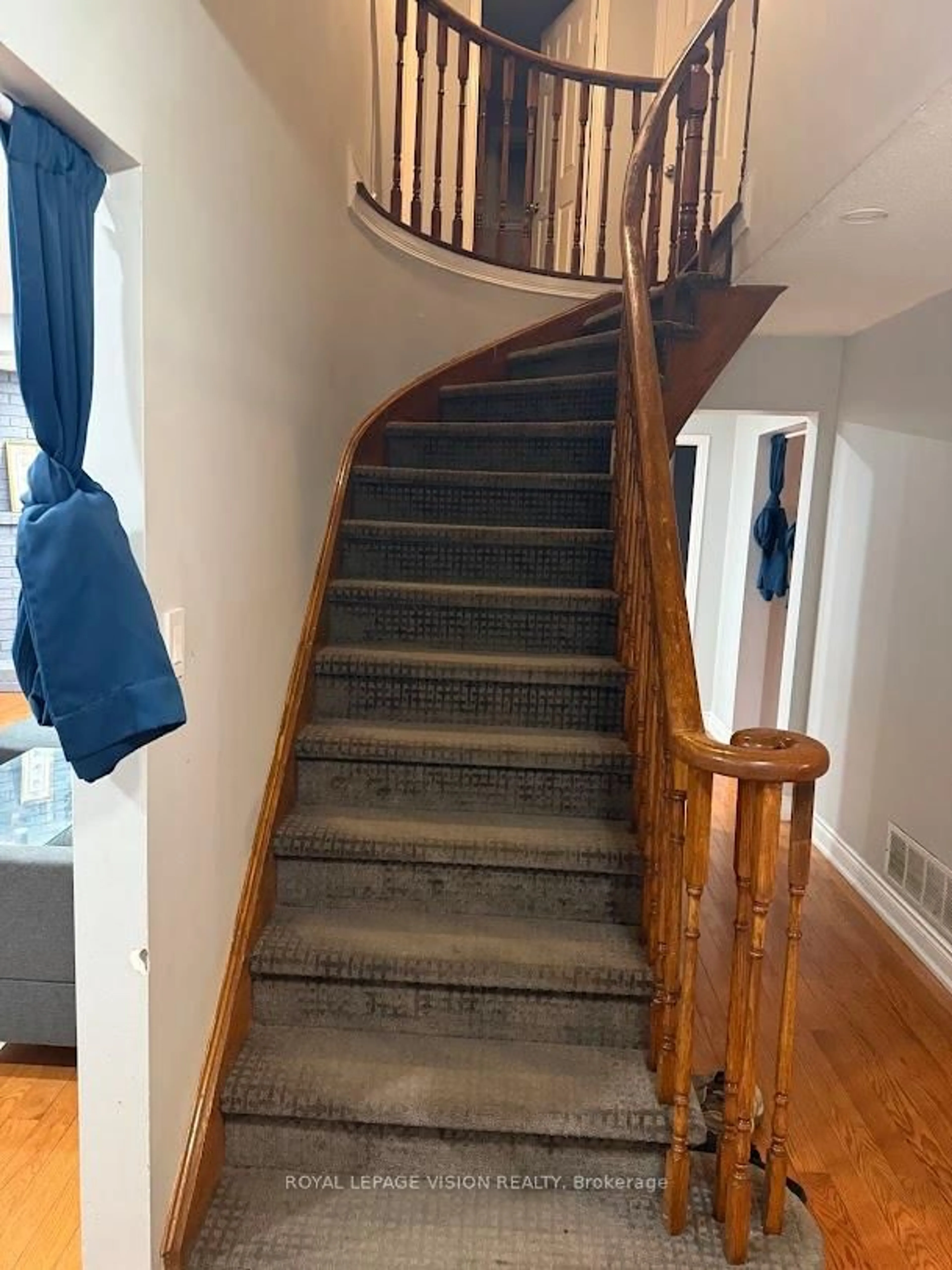 Stairs for 1678 Dellbrook Ave, Pickering Ontario L1X 2B1