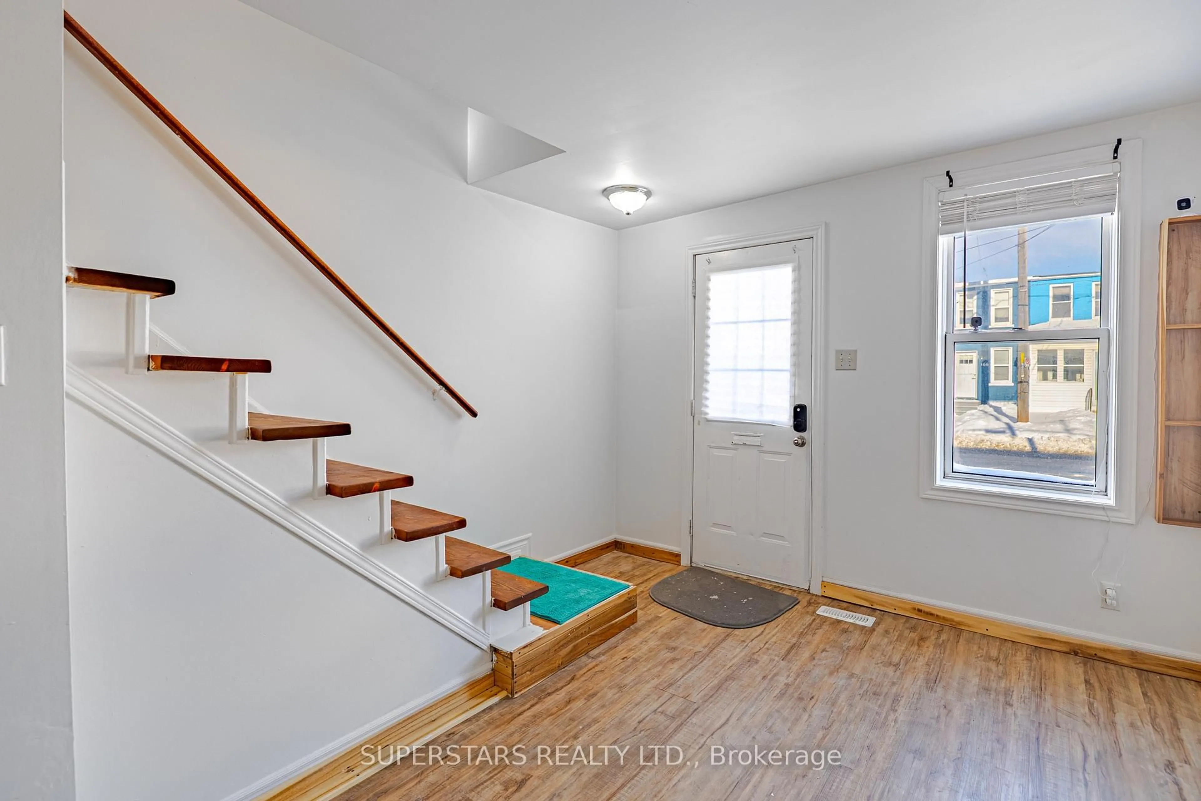 Indoor entryway for 165 1/2 Olive Ave, Oshawa Ontario L1H 2P1
