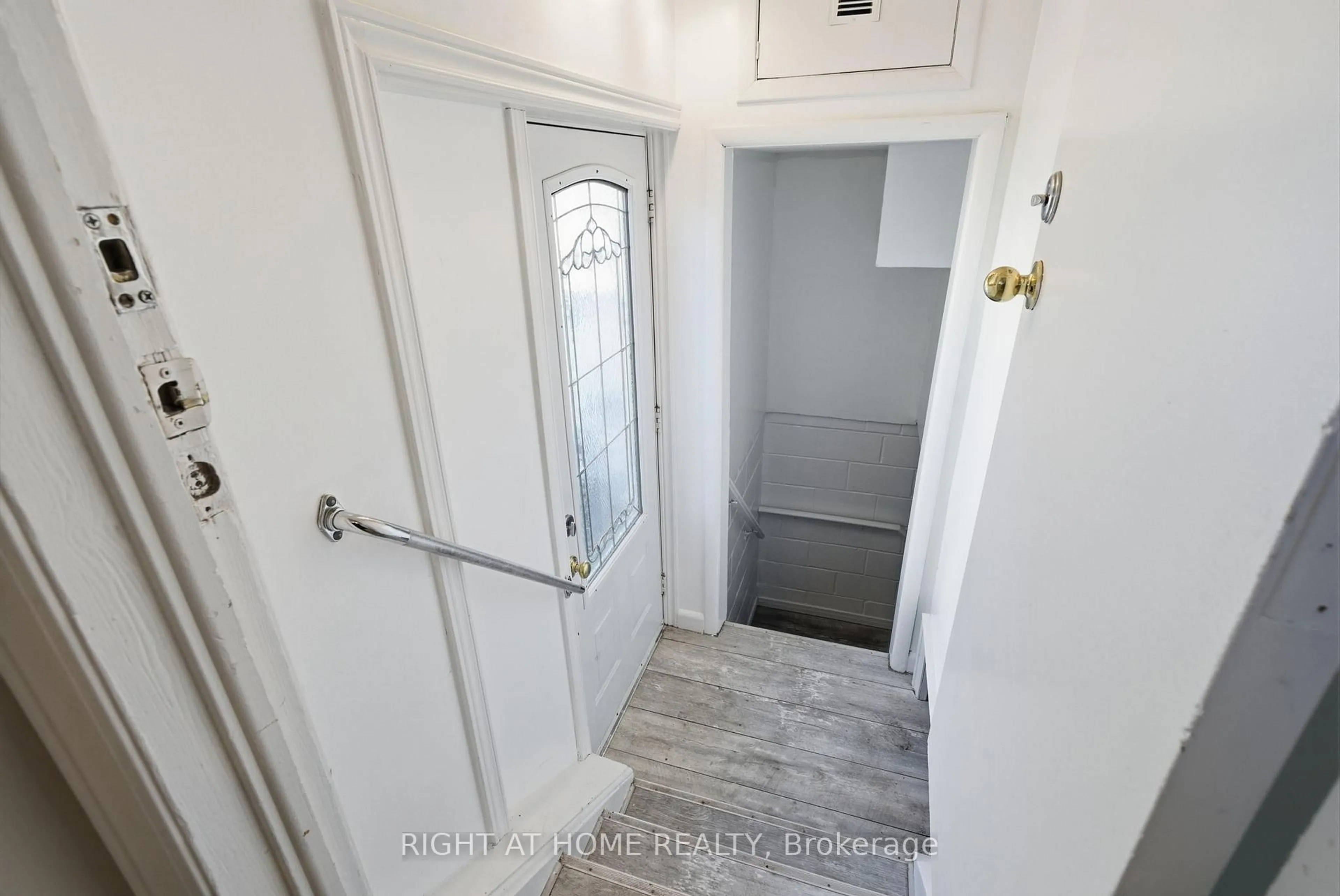 Indoor entryway for 708 Carnegie Ave, Oshawa Ontario L1G 4R6