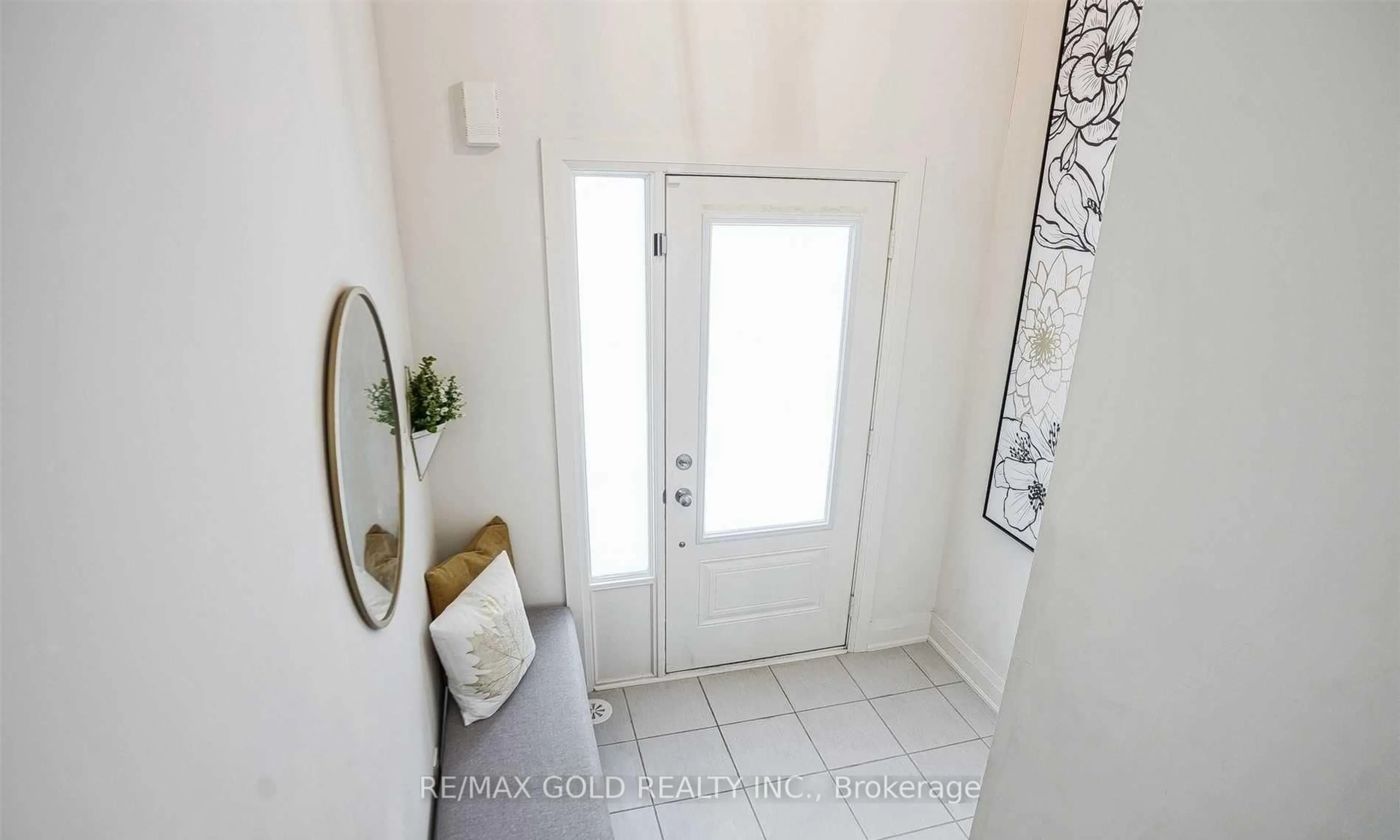 Indoor entryway for 87 Aspen Springs Dr #207, Clarington Ontario L1C 5J8