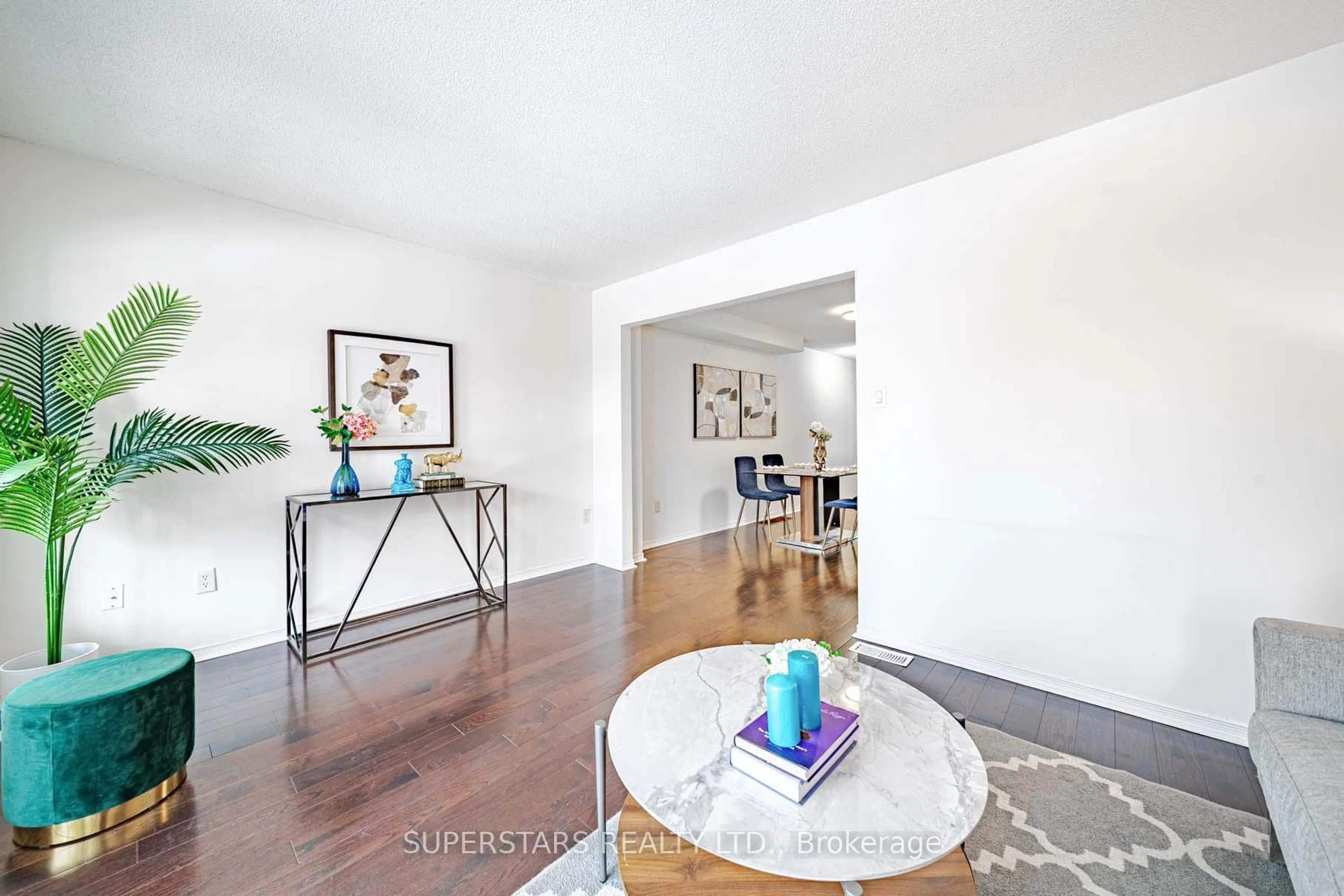 A pic of a room for 813 Sandhurst Circ, Toronto Ontario M1S 5S1