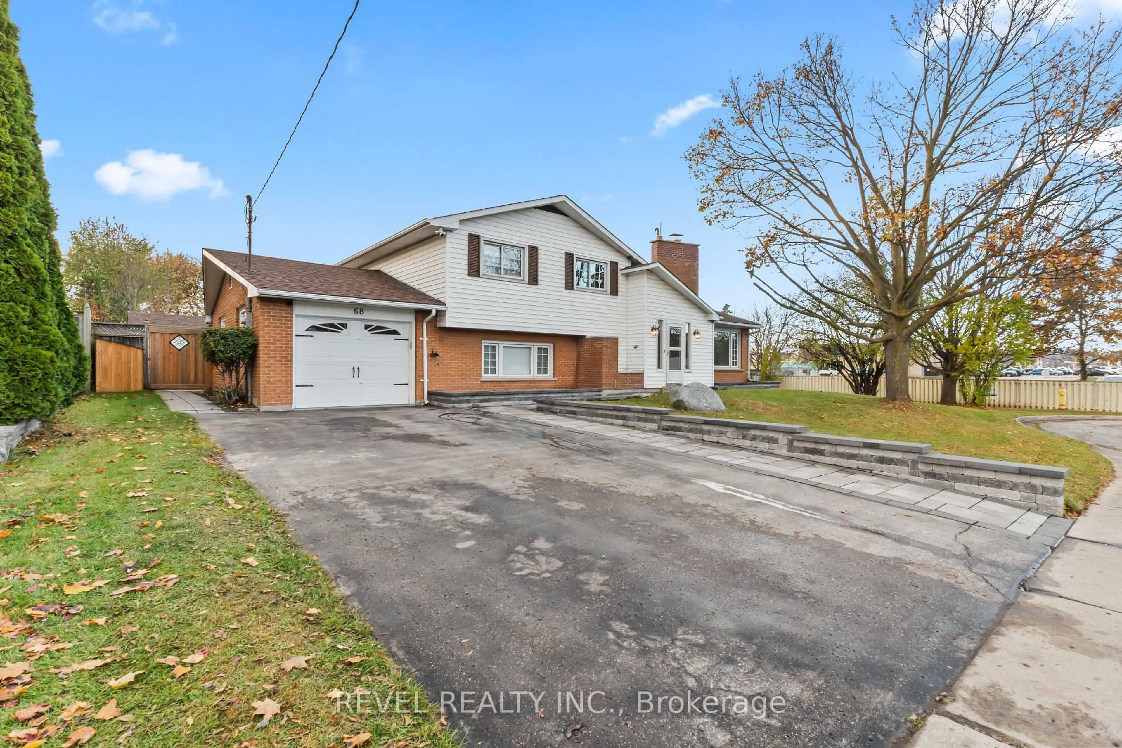 A pic from outside/outdoor area/front of a property/back of a property/a pic from drone, street for 68 Applewood Cres, Whitby Ontario L1N 2E6