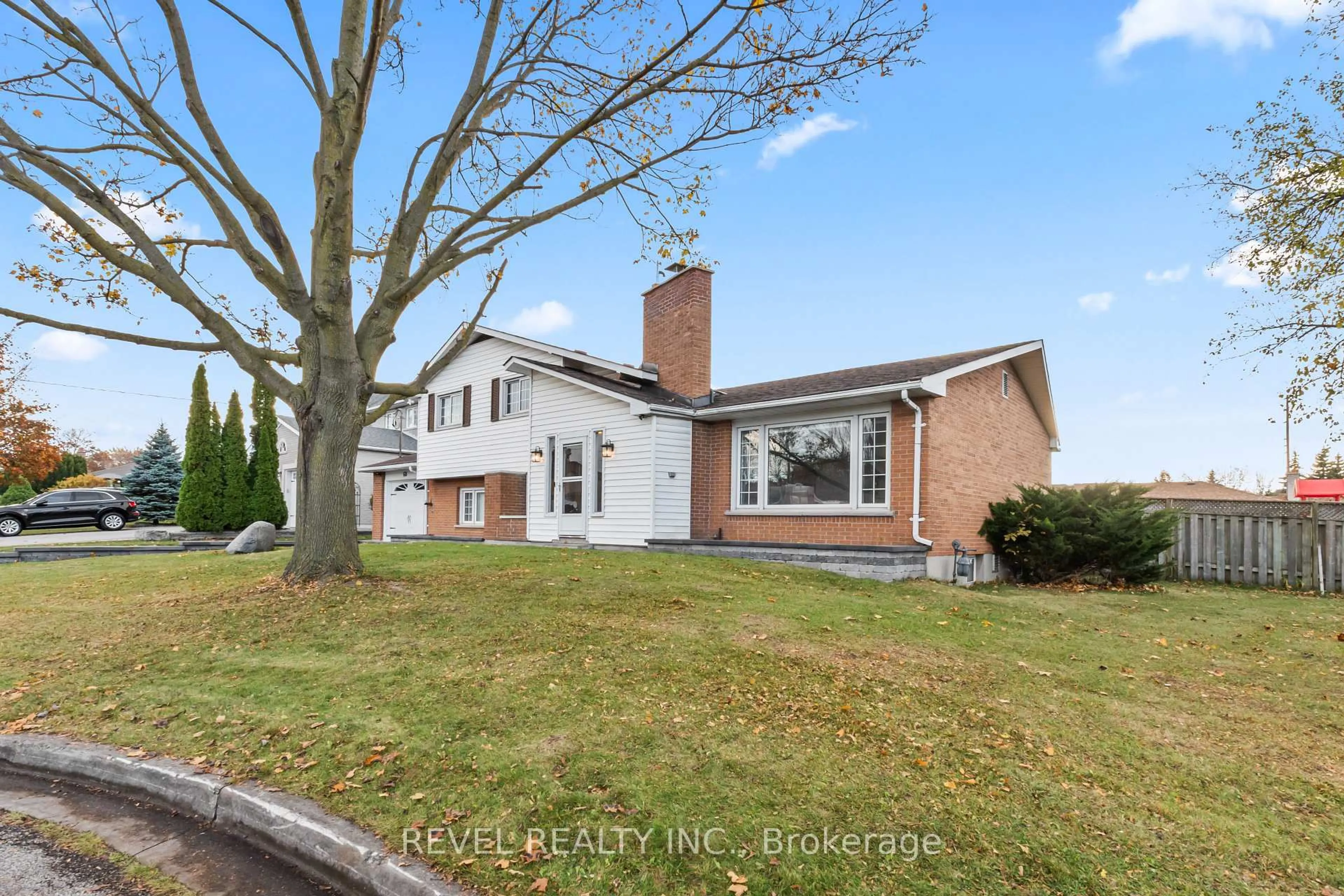 Unknown for 68 Applewood Cres, Whitby Ontario L1N 2E6