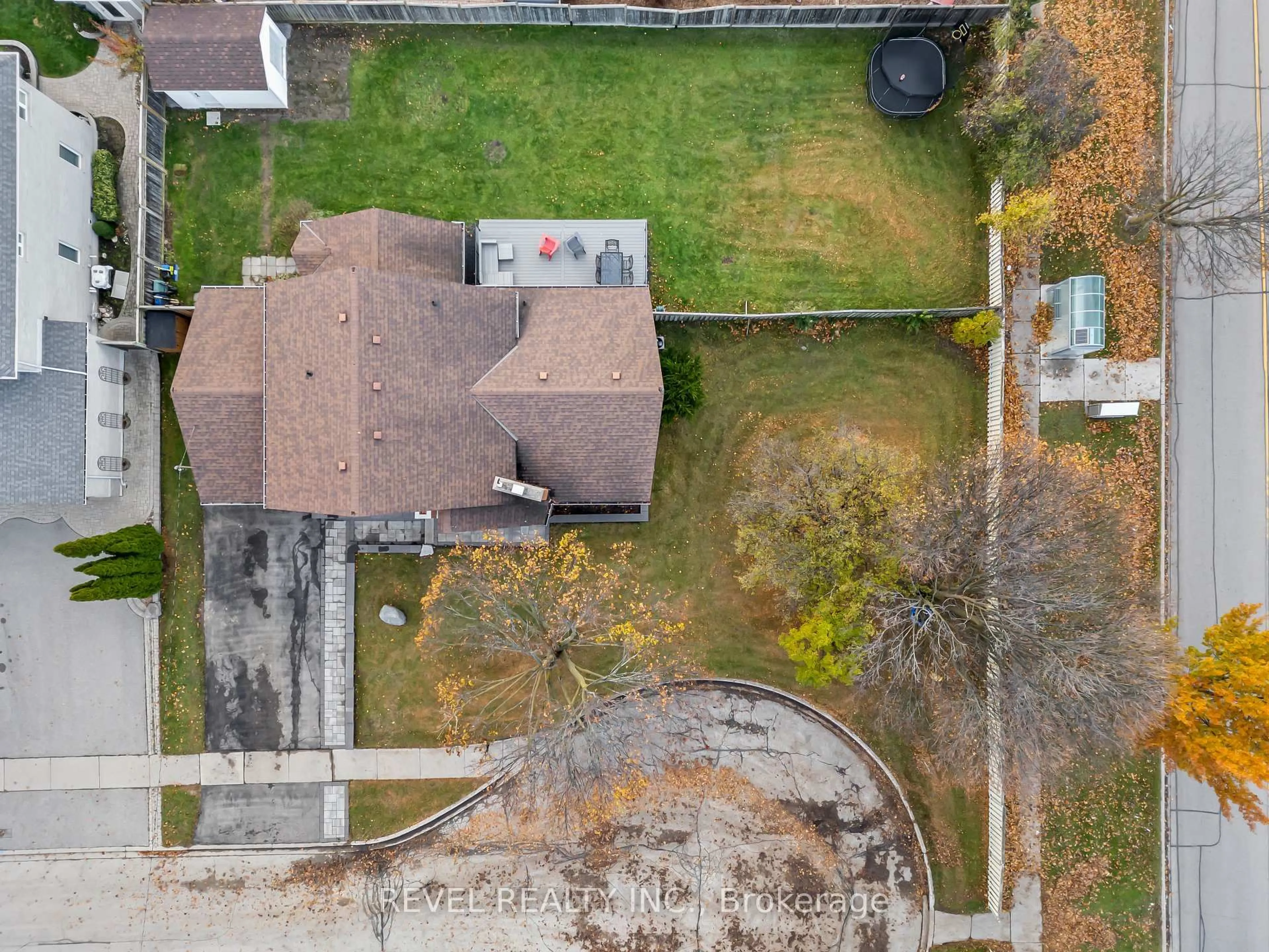 A pic from outside/outdoor area/front of a property/back of a property/a pic from drone, street for 68 Applewood Cres, Whitby Ontario L1N 2E6