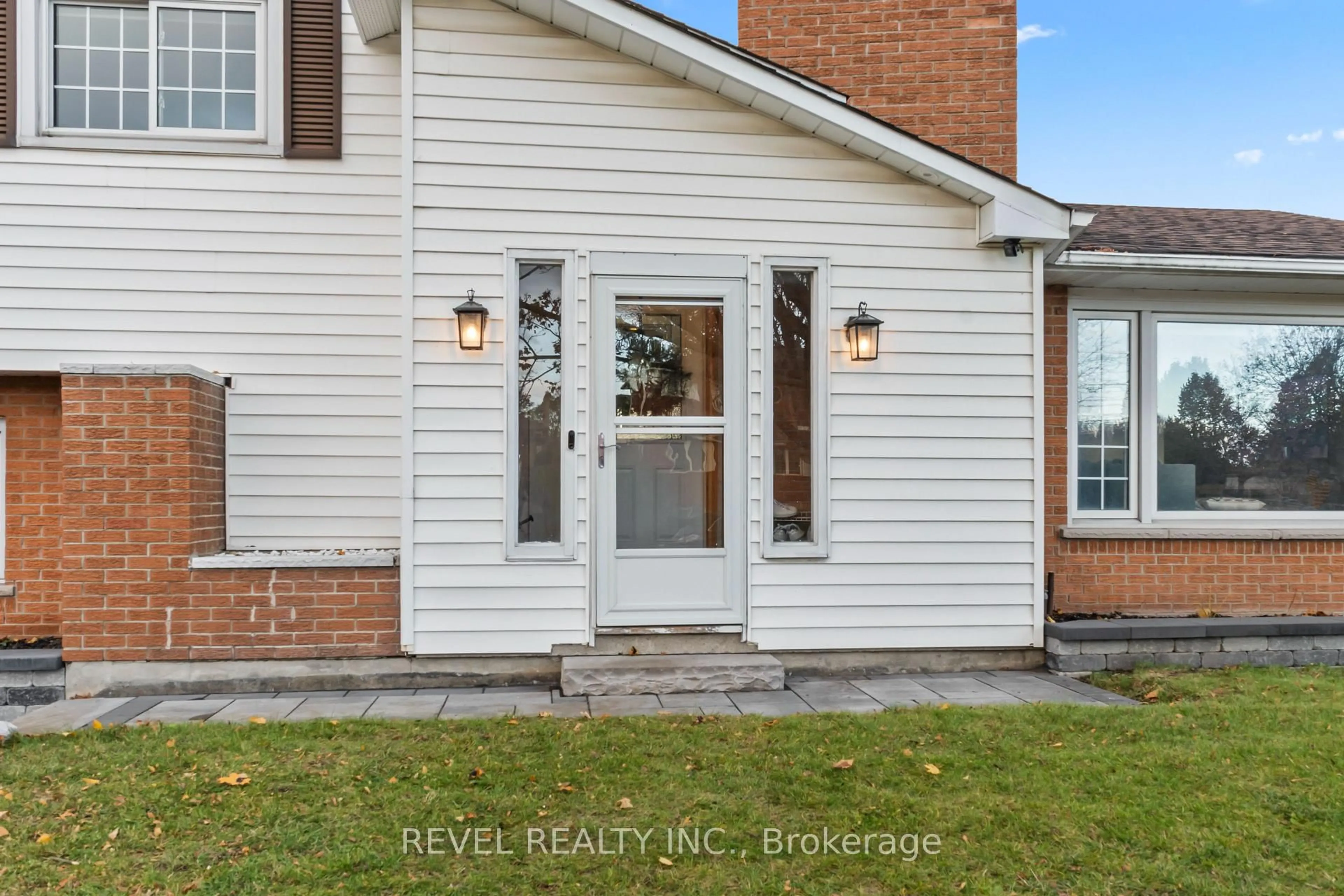 Unknown for 68 Applewood Cres, Whitby Ontario L1N 2E6