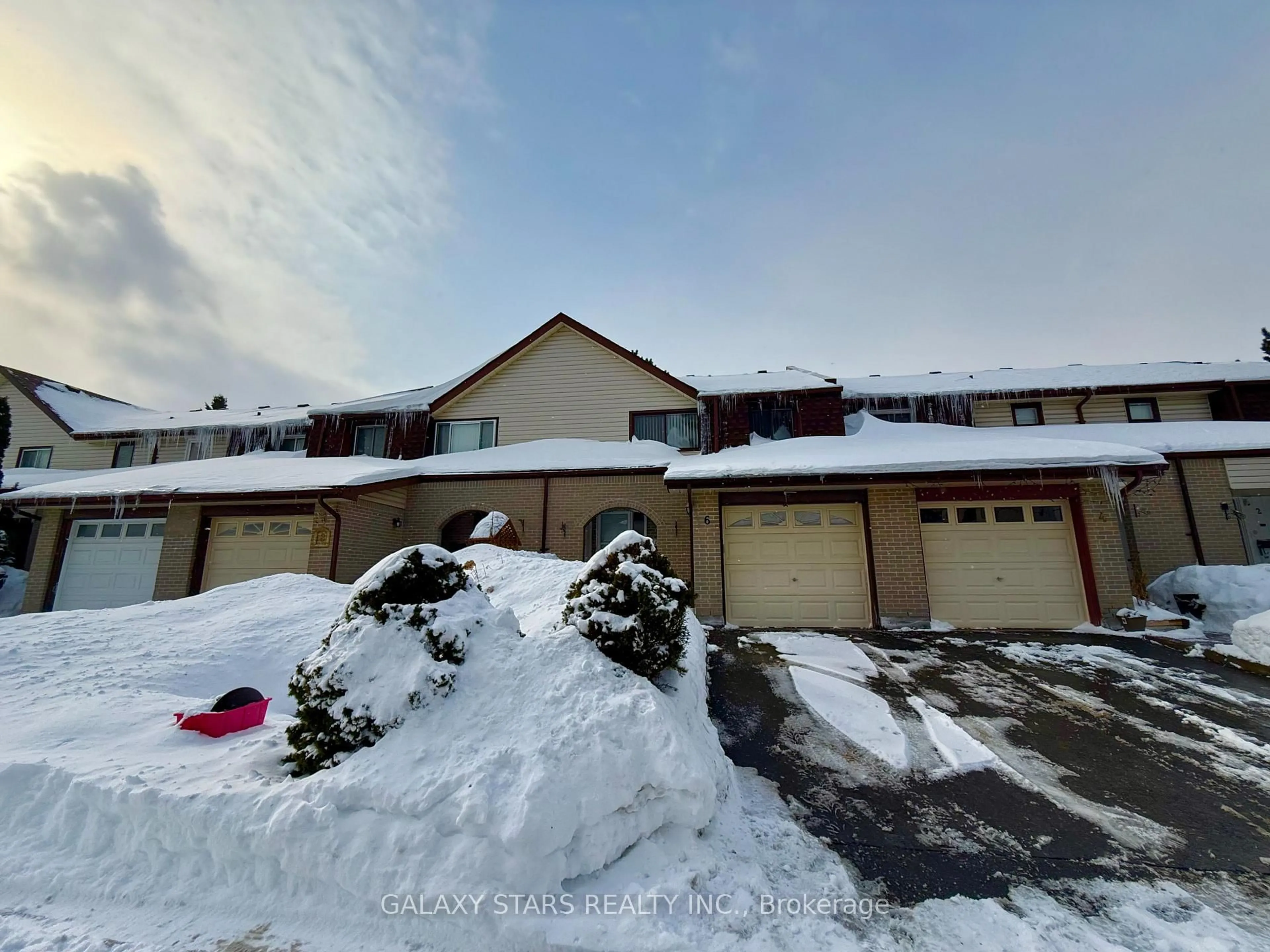A pic from outside/outdoor area/front of a property/back of a property/a pic from drone, mountain view for 11 Livonia Pl #6, Toronto Ontario M1E 4W5