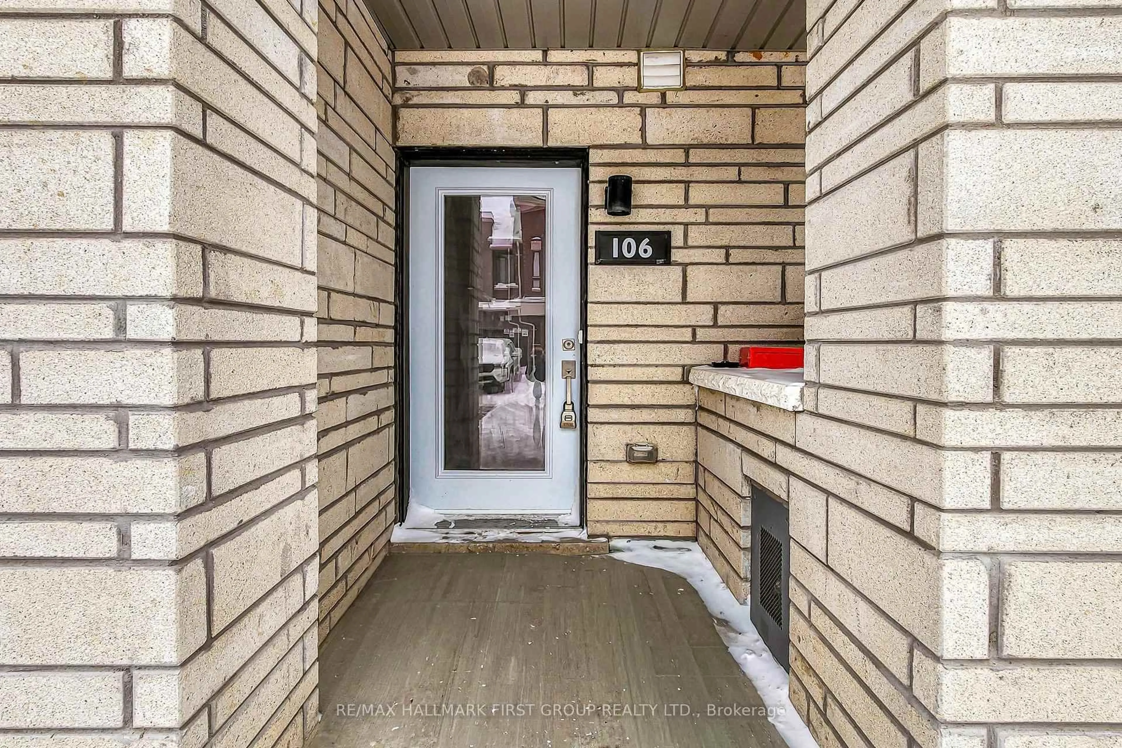 Indoor entryway for 106 Caspian Sq #42, Clarington Ontario L1C 7G3