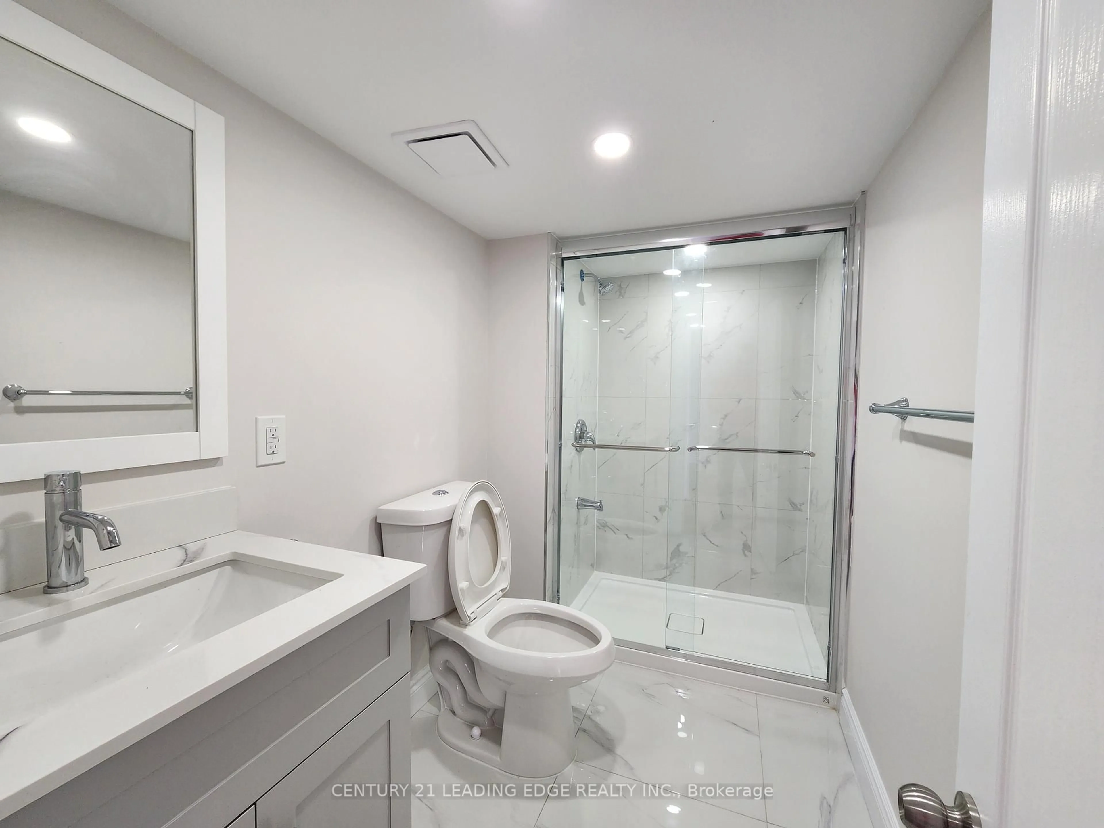 Standard bathroom, ceramic/tile floor for 53 Milford Haven Dr, Toronto Ontario M1G 3C7