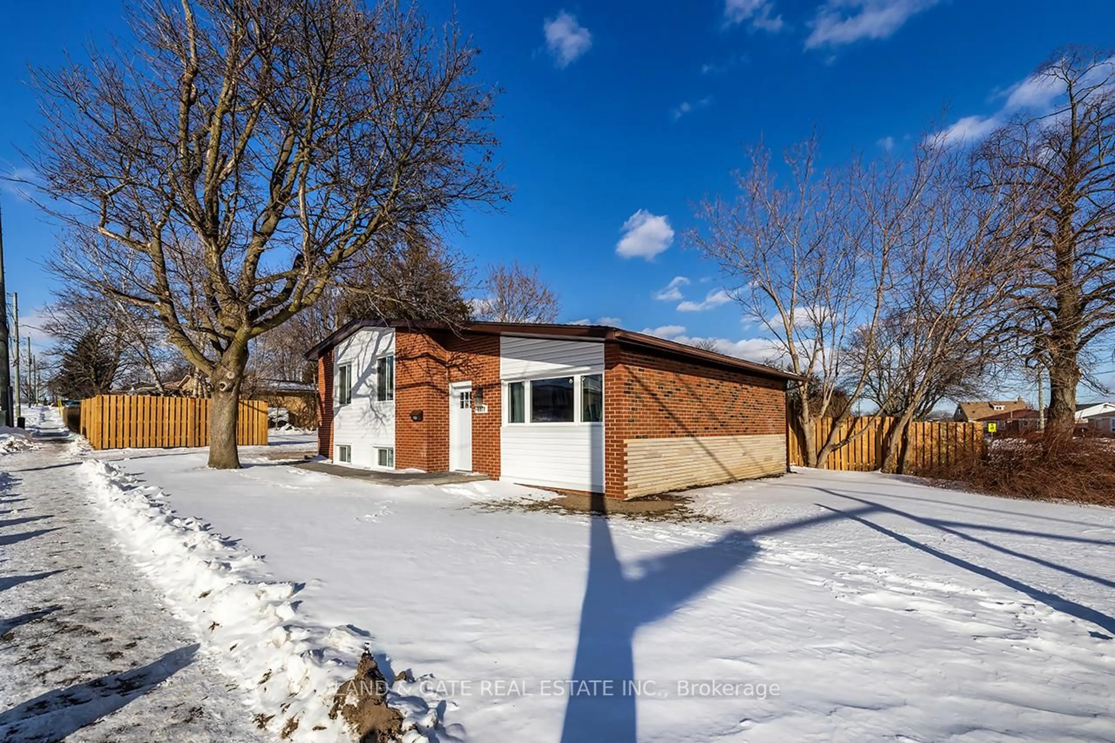 A pic from outside/outdoor area/front of a property/back of a property/a pic from drone, street for 1377 Cedar St, Oshawa Ontario L1J 3S4