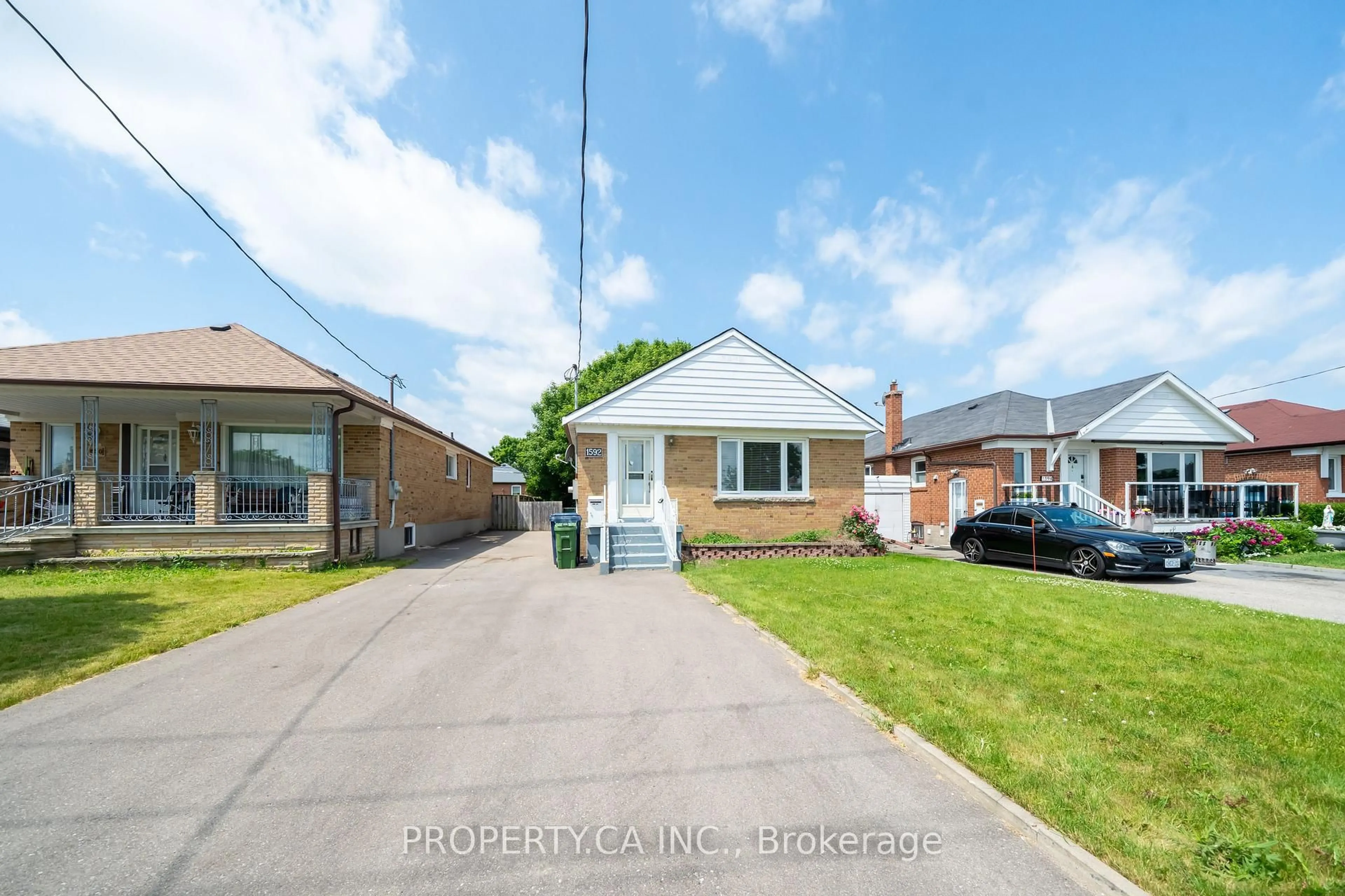 A pic from outside/outdoor area/front of a property/back of a property/a pic from drone, street for 1592 Pharmacy Ave, Toronto Ontario M1R 2K7