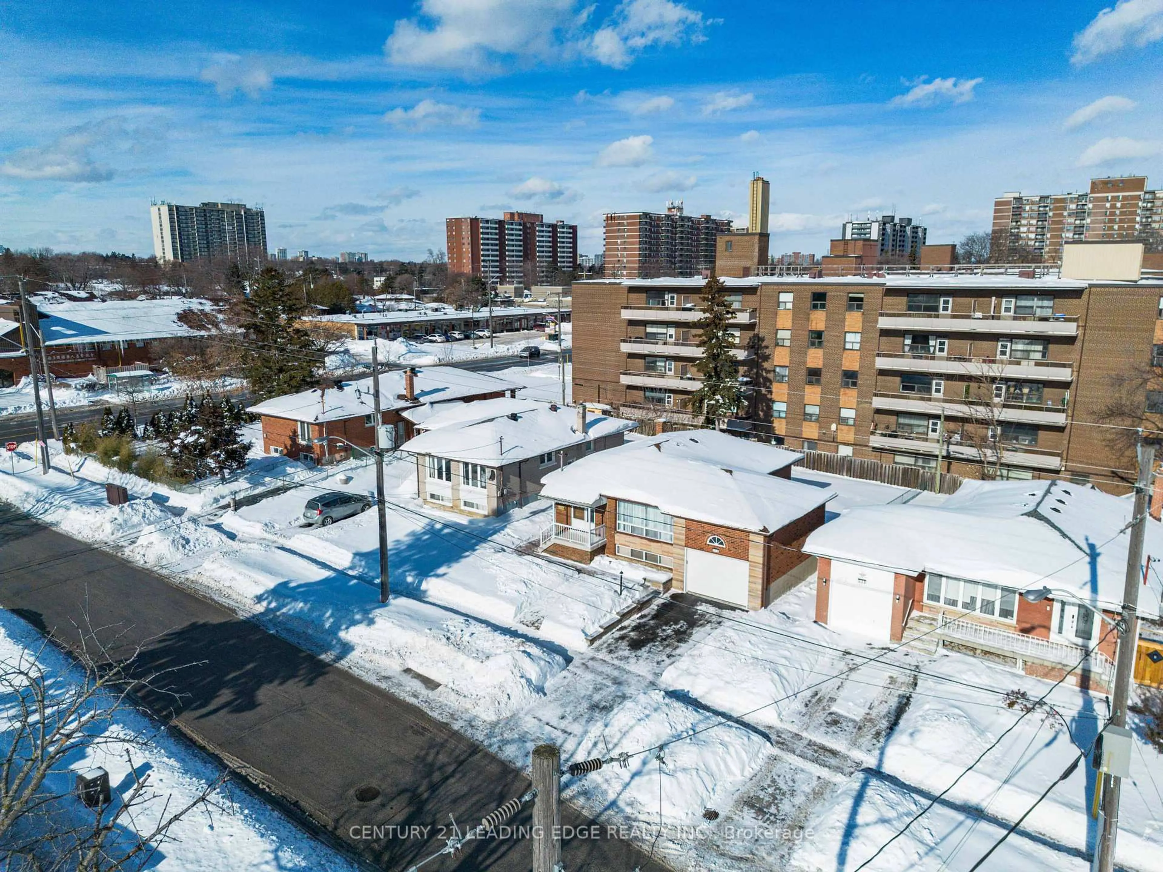 A pic from outside/outdoor area/front of a property/back of a property/a pic from drone, city buildings view from balcony for 206 Cass Ave, Toronto Ontario M1T 2C2