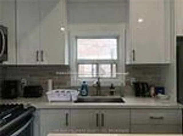 2 Marsh Rd, Toronto 4