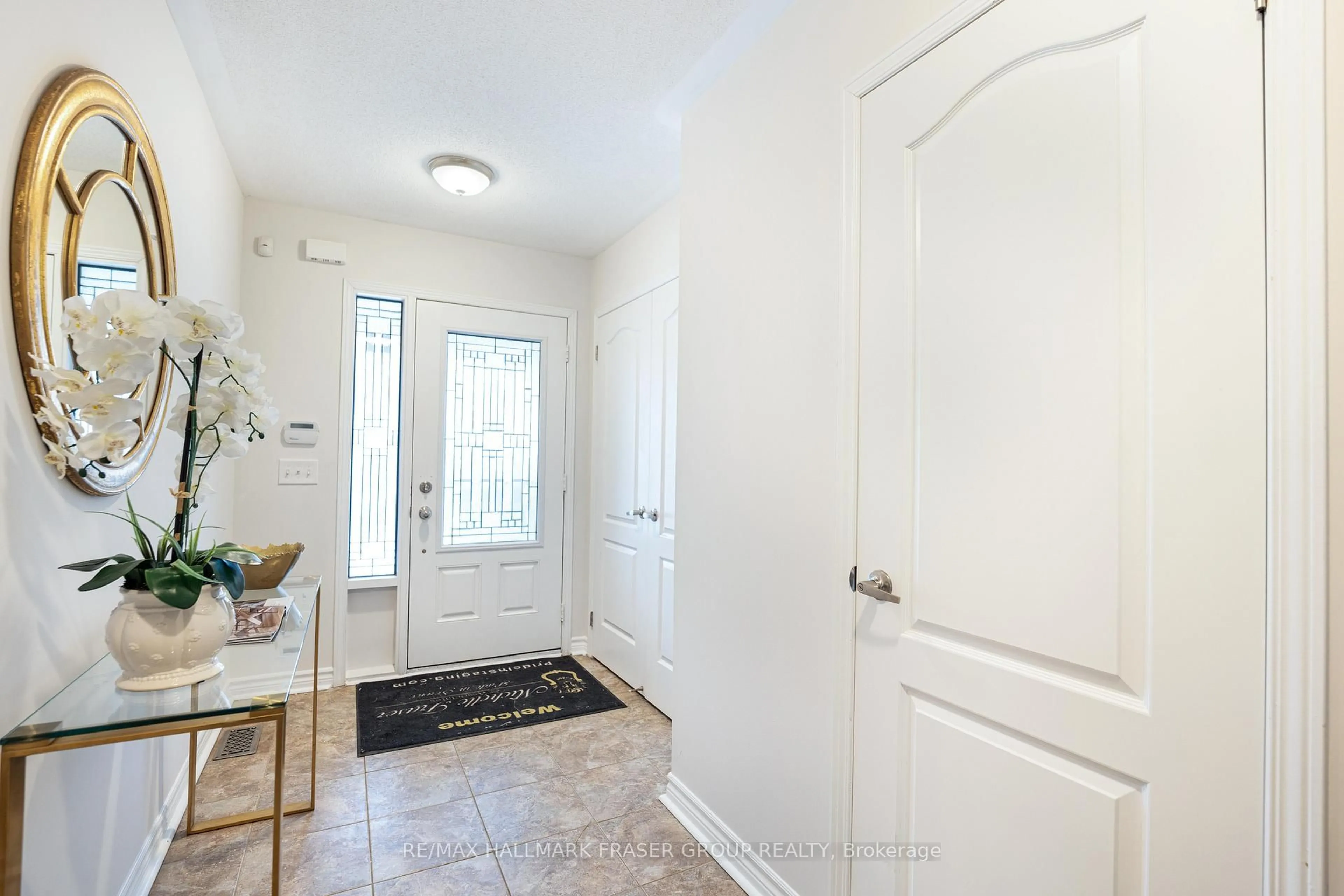 Indoor entryway for 41 Stanhope St, Whitby Ontario L1N 0H2