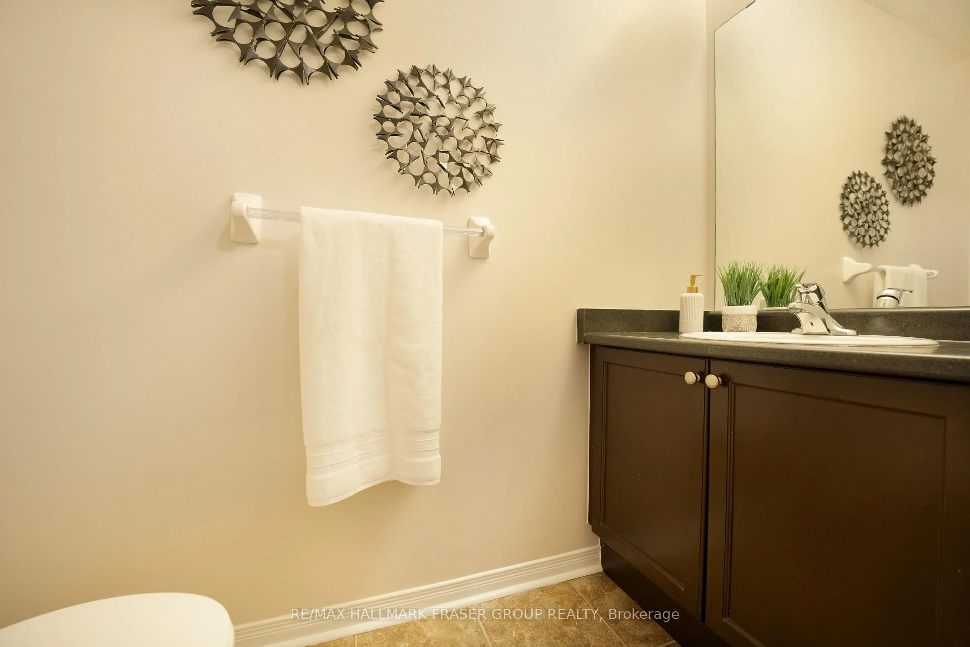 Contemporary bathroom, ceramic/tile floor for 41 Stanhope St, Whitby Ontario L1N 0H2