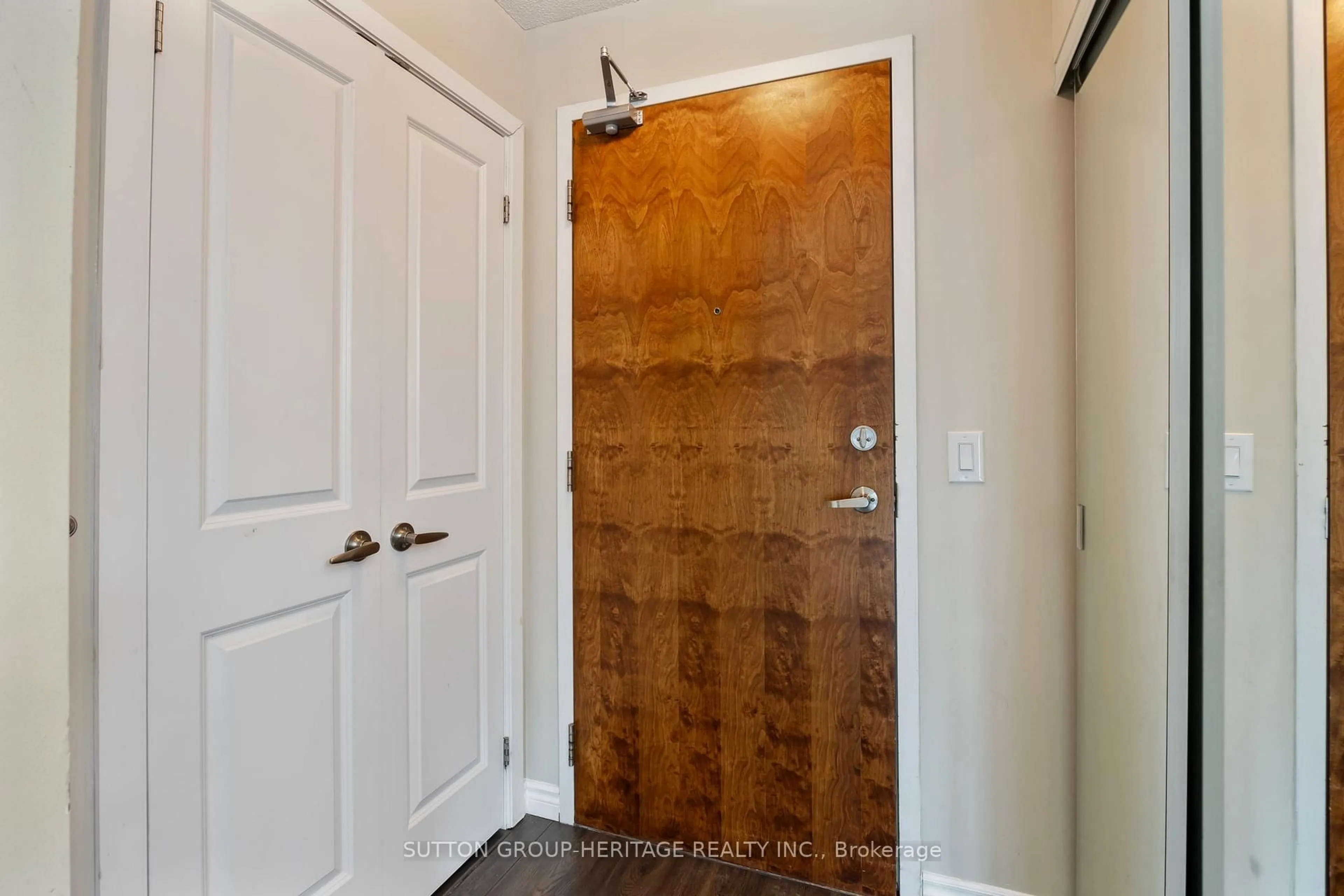 Indoor entryway for 1235 Bayly St #213, Pickering Ontario L1W 1L7