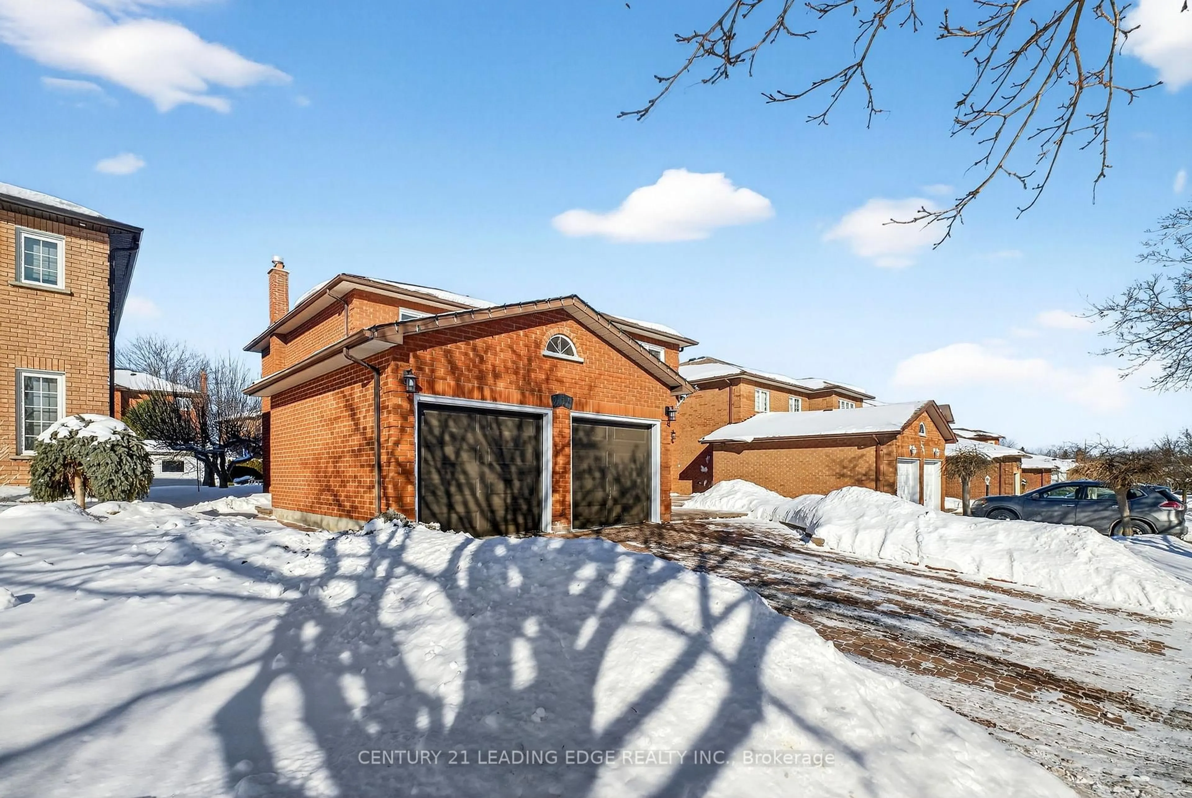 A pic from outside/outdoor area/front of a property/back of a property/a pic from drone, street for 255 Homestead Dr, Oshawa Ontario L1J 6V2