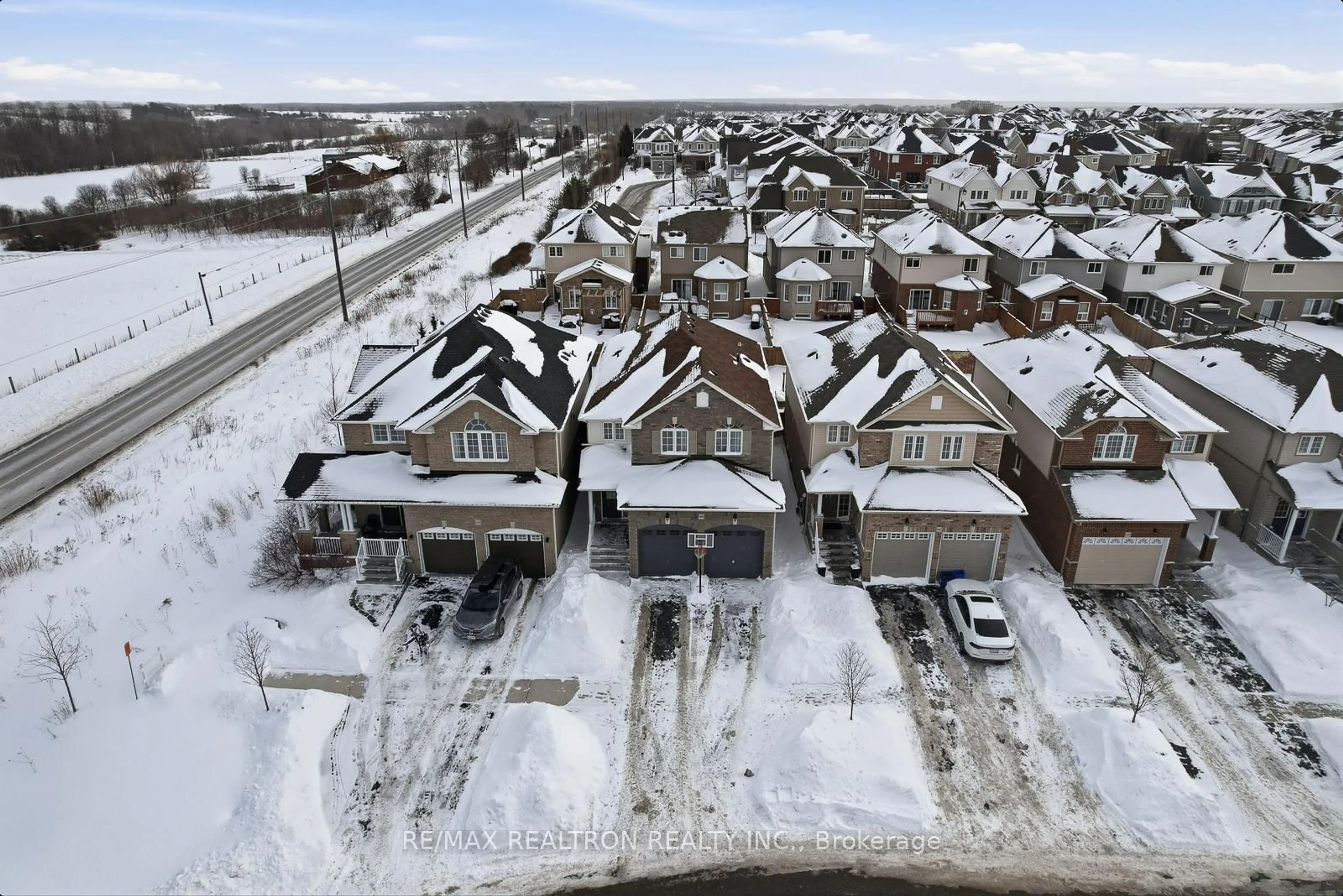 A pic from outside/outdoor area/front of a property/back of a property/a pic from drone, street for 1493 Dunedin Cres, Oshawa Ontario L1K 0T9
