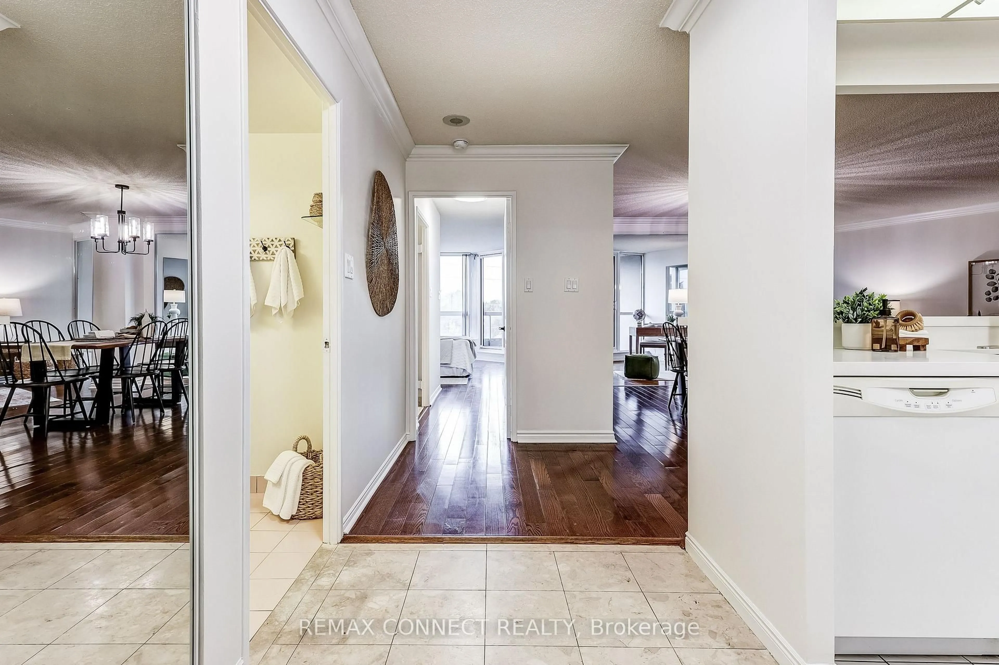Indoor entryway for 10 Guildwood Pkwy #532, Toronto Ontario M1E 5B5
