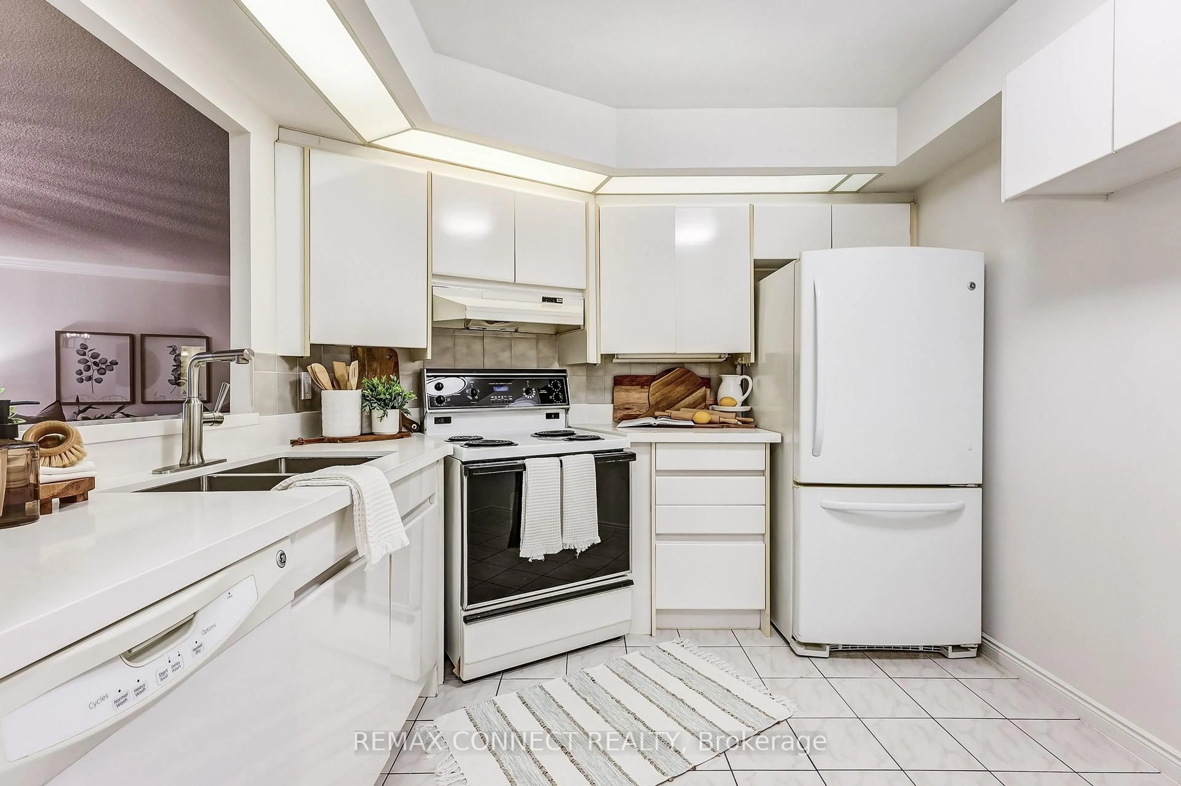 Standard kitchen, ceramic/tile floor for 10 Guildwood Pkwy #532, Toronto Ontario M1E 5B5