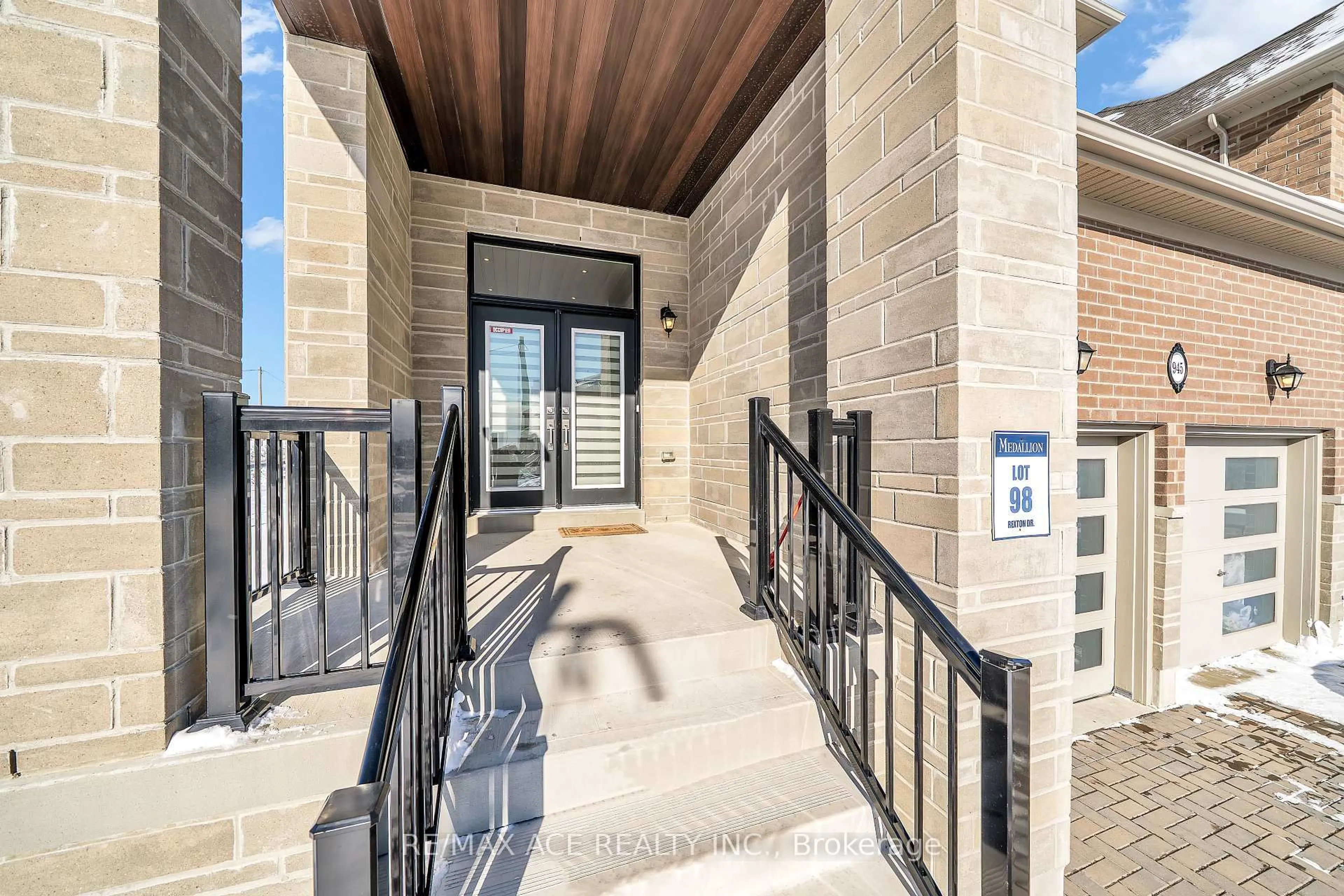 Indoor entryway for 945 Rexton Dr, Oshawa Ontario L1L 0V1