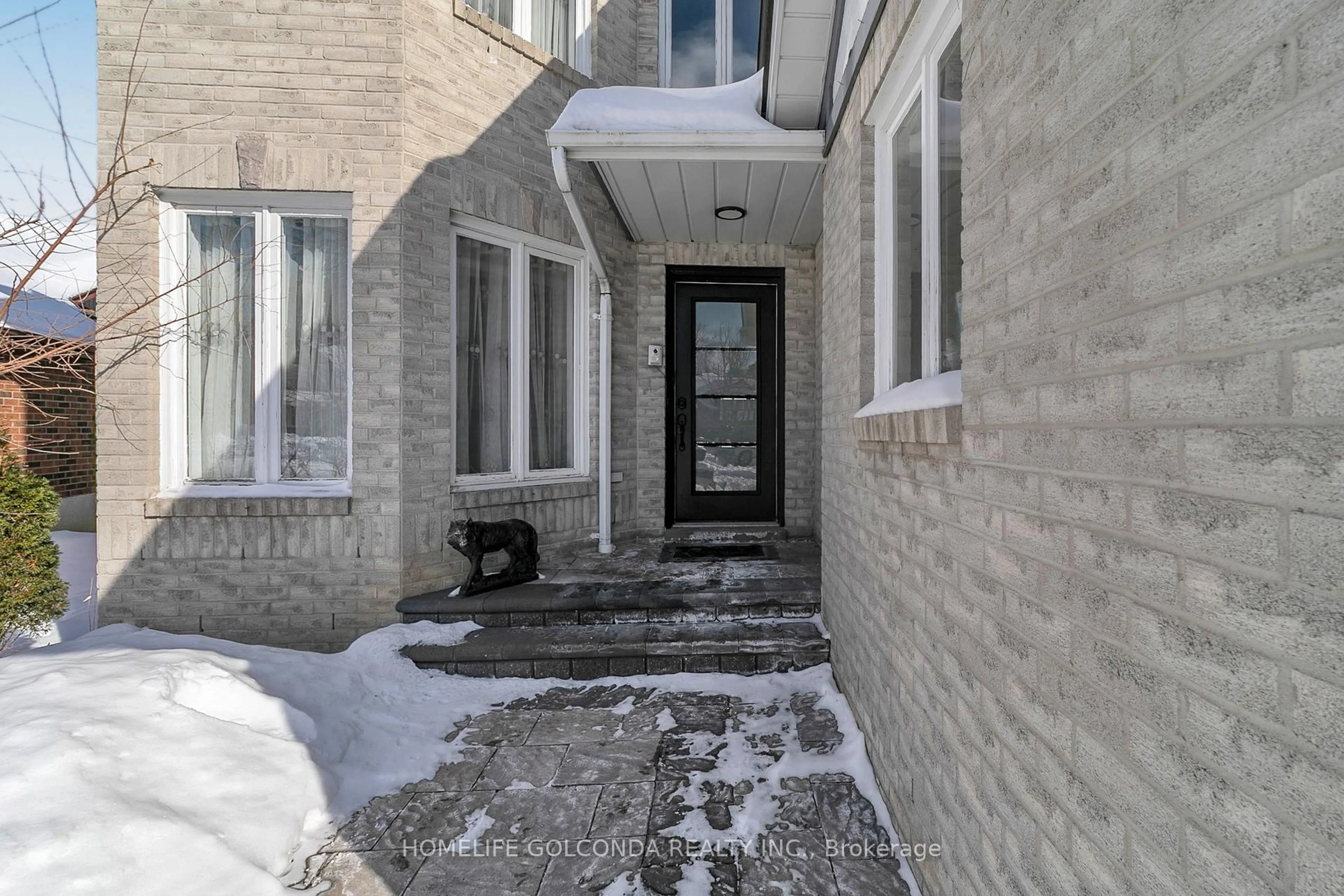 Indoor entryway for 2109 Lynn Heights Dr, Pickering Ontario L1X 2S1